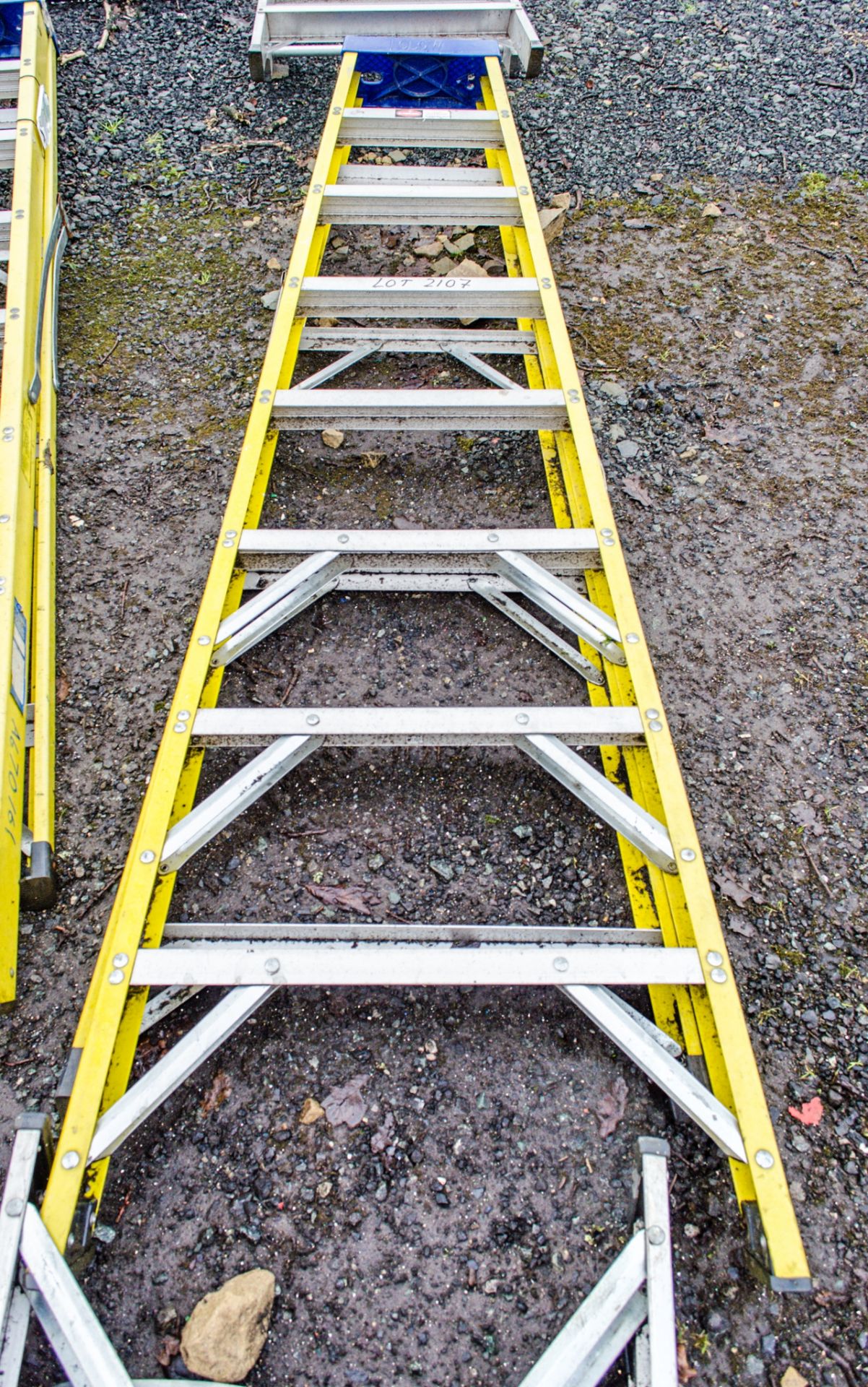 8 tread glass fibre framed step ladder A860984