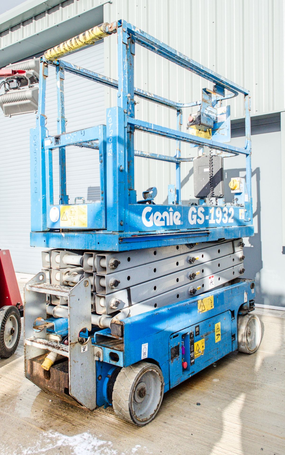Genie GS1932 battery electric scissor lift Year: 2007 Recorded Hours: 309 08830042