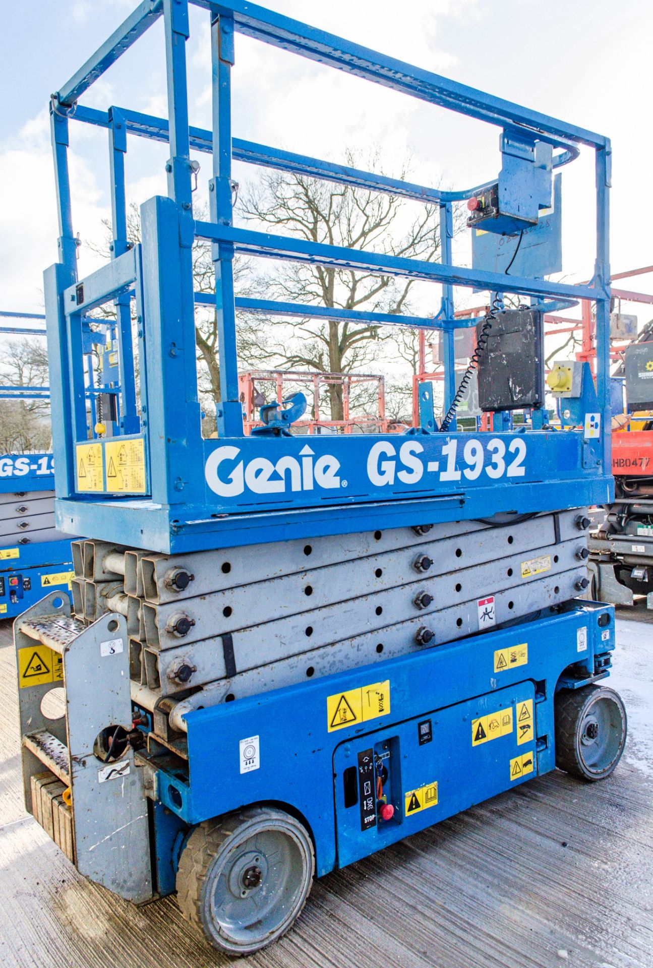 Genie GS1932 battery electric scissor lift Year: 2006 Recorded Hours: 316 08830028 - Image 2 of 4