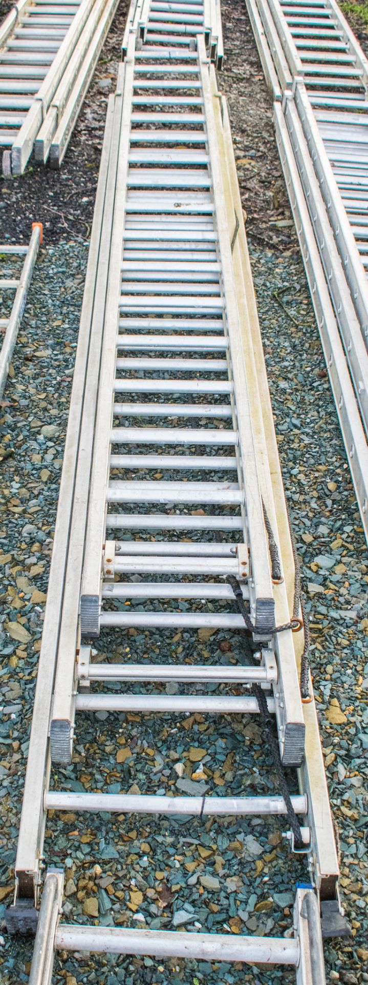Triple stage extending aluminium ladder