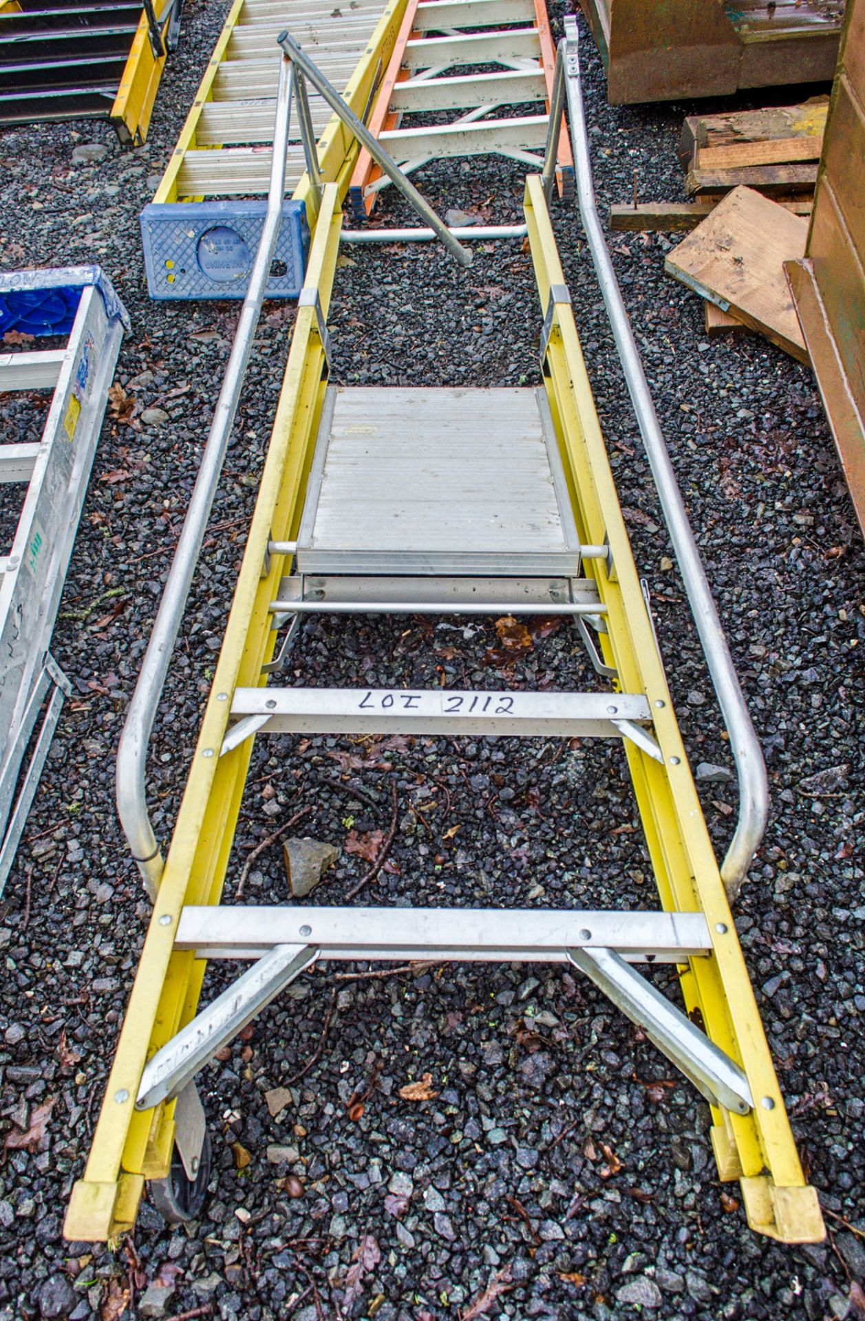 3 tread glass fibre framed step ladder A696982