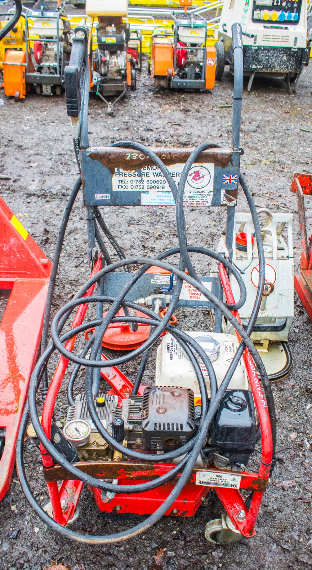 Petrol driven pressure washer/flag cleaner