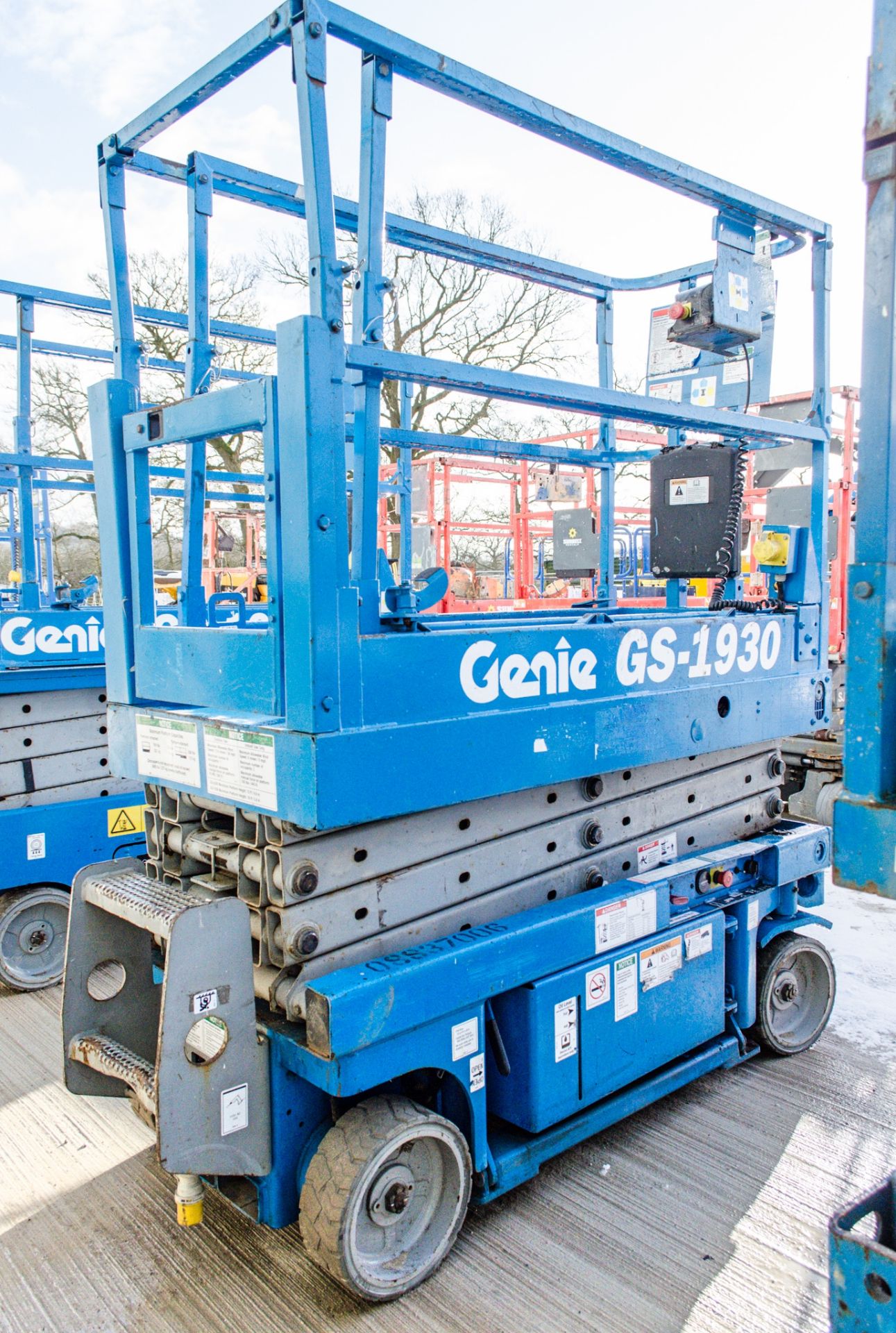 Genie GS1930 battery electric scissor lift Year: 1998 Recorded Hours: 584 08837006 - Image 2 of 6