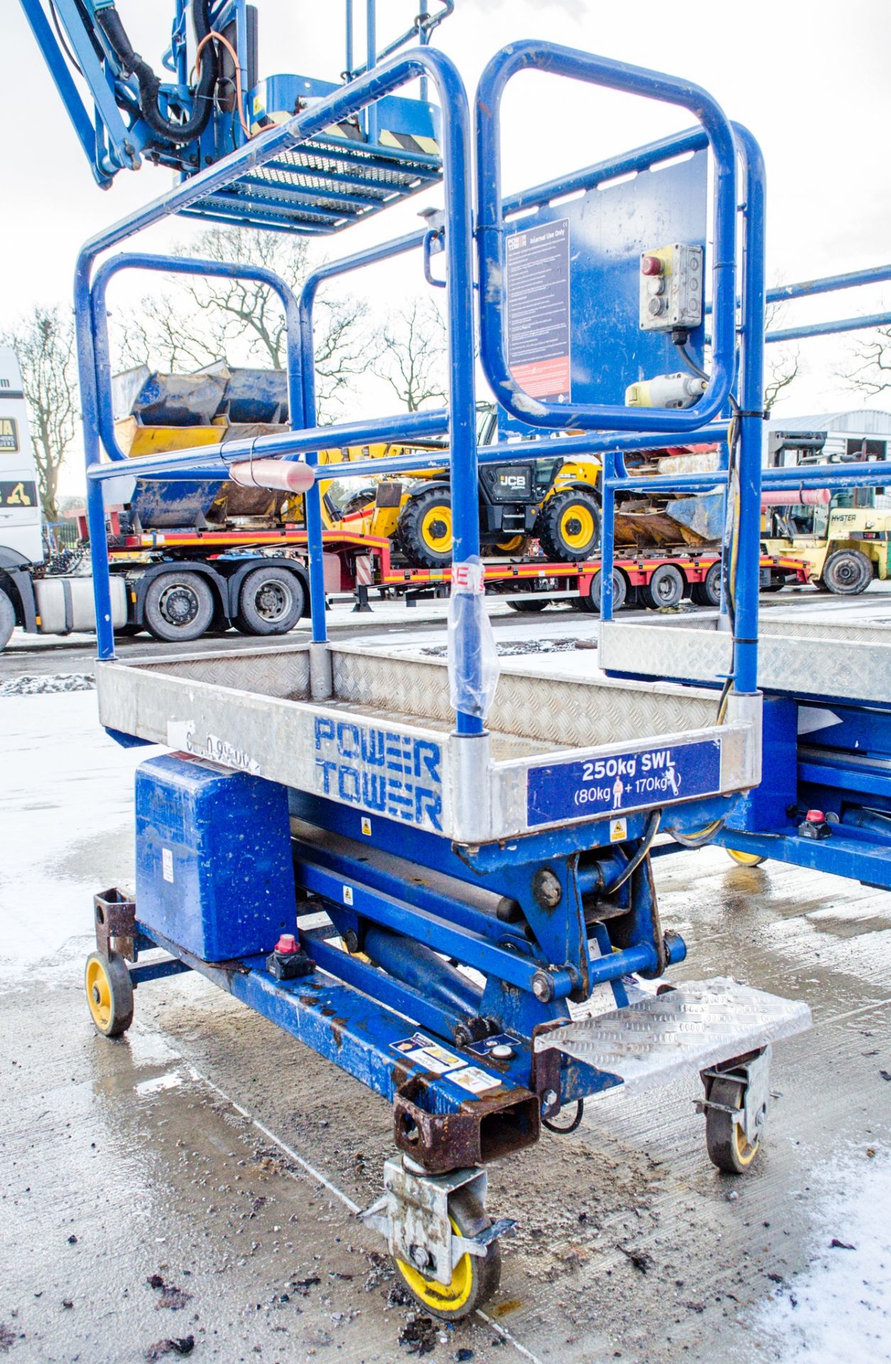 Power Tower battery electric push along scissor lift Year: 2009 08PT0101 - Image 2 of 4