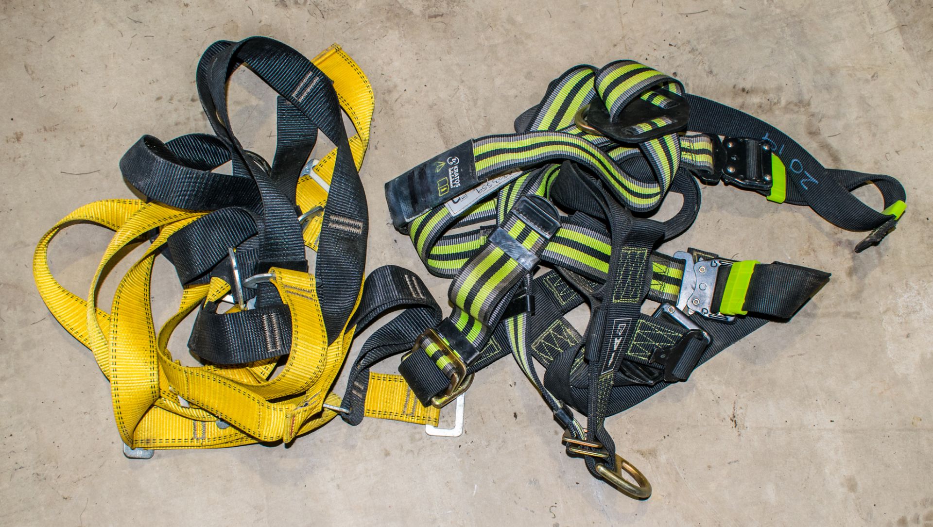 2 - fall arrest harnesses A803560