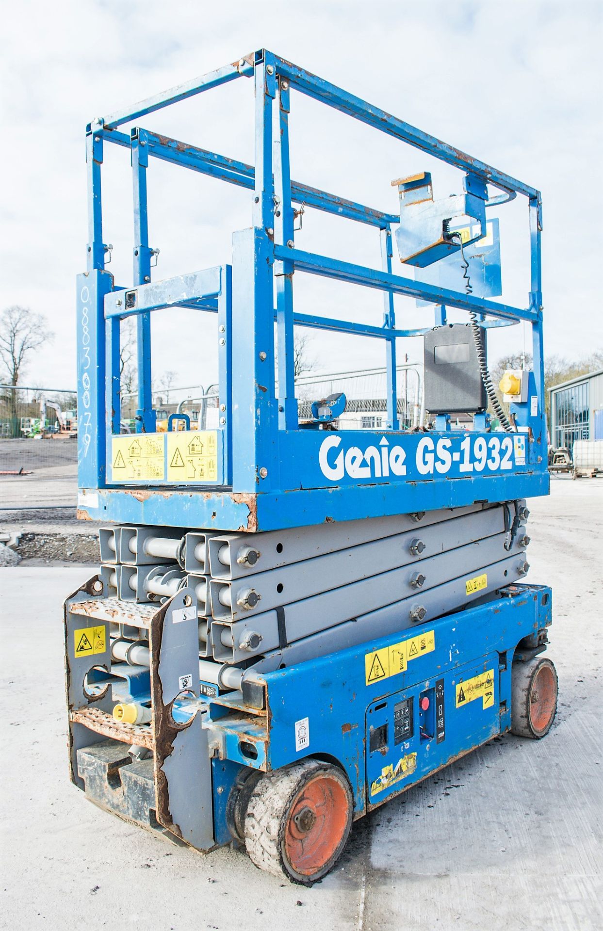 Genie GS 1932 battery electric scissor lift access platform Year: 2015 S/N: 19508 Recorded Hours: - Image 3 of 8