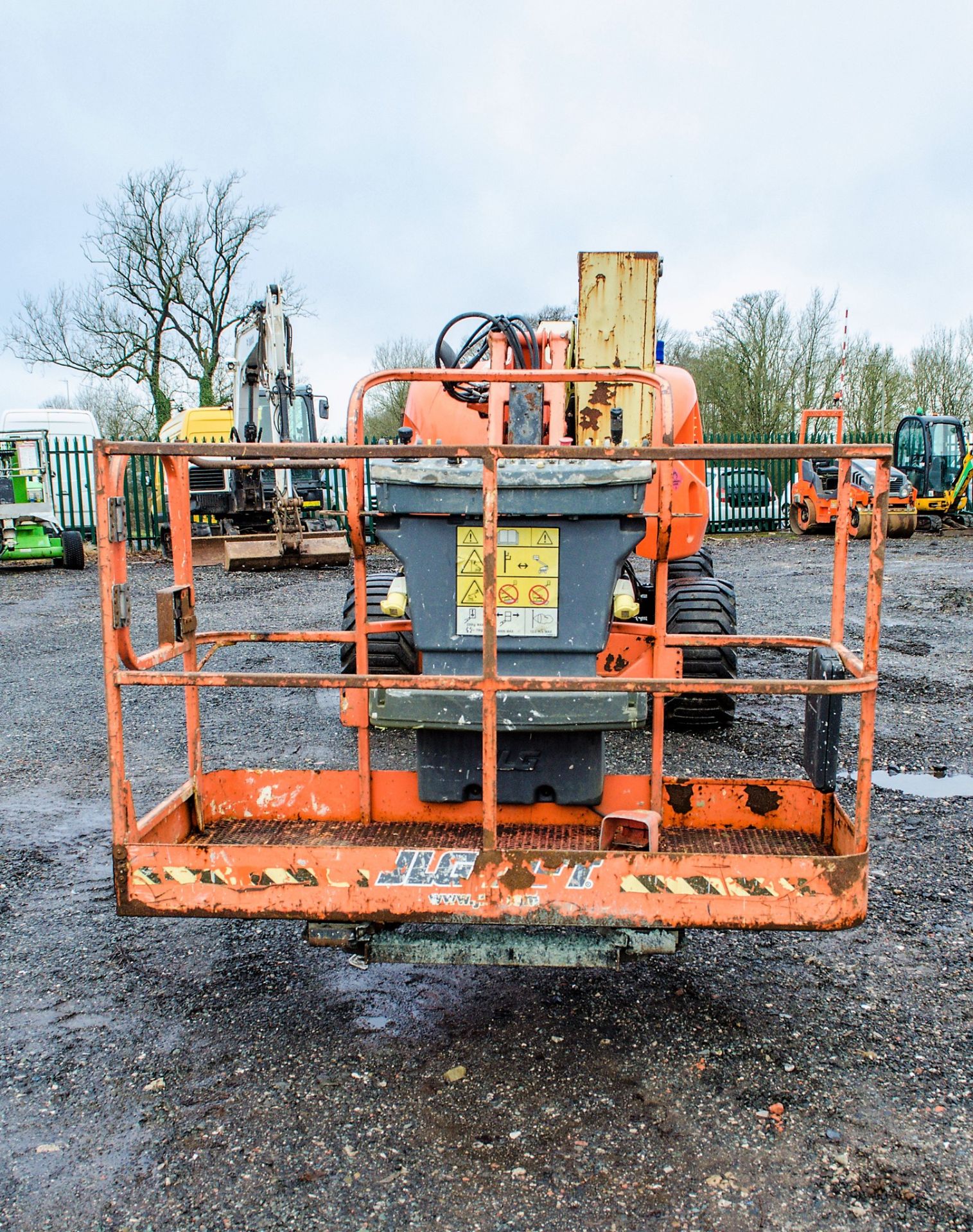 JLG 450AJ Series II diesel driven rough terrain articulated boom access platform Year: 2012 S/N: - Image 5 of 16