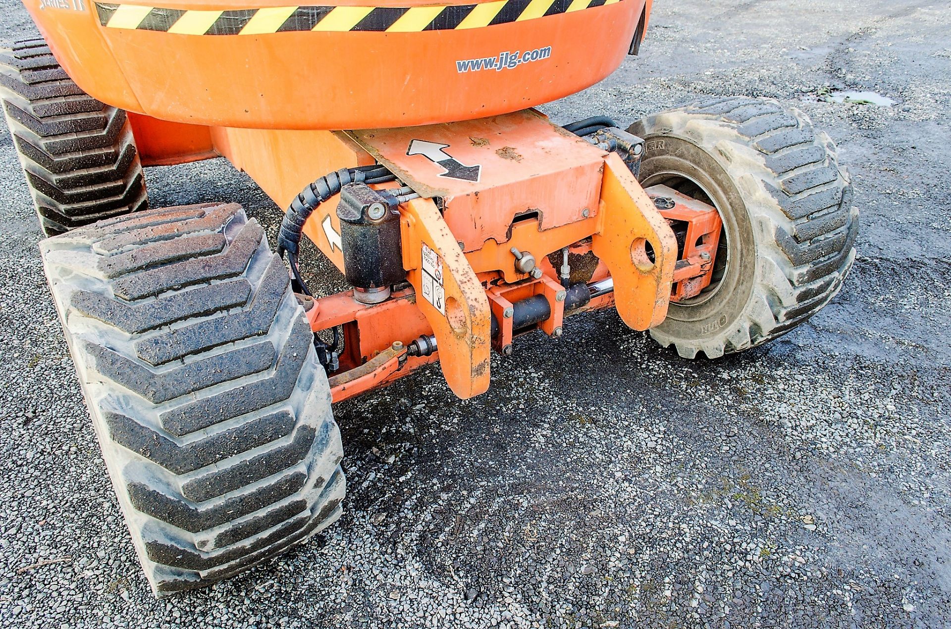 JLG 450AJ diesel driven rough terrain articulated boom access platform Year: 2007 S/N: 5190 Recorded - Image 11 of 17