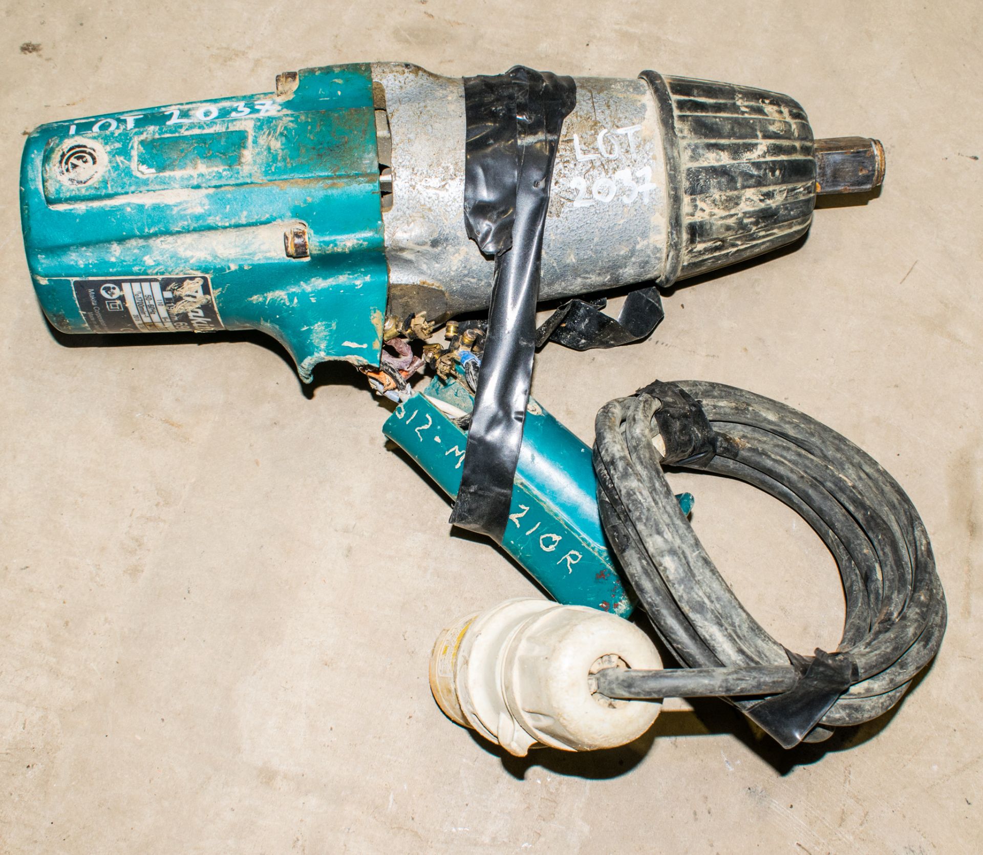 Makita 3/4 inch 119v impact wrench ** Damaged handle **