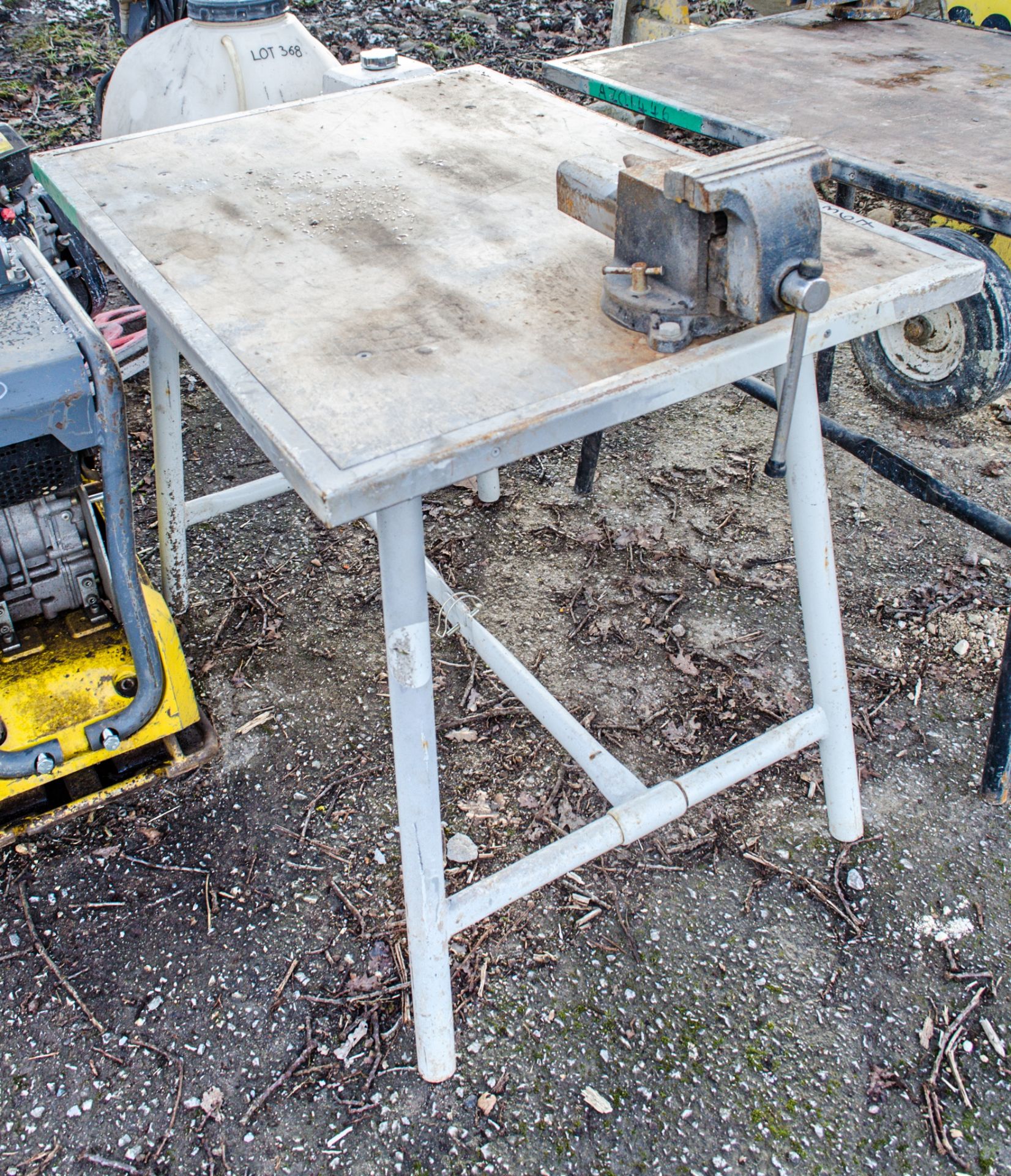 Collapsible site bench c/w bench vice A698219