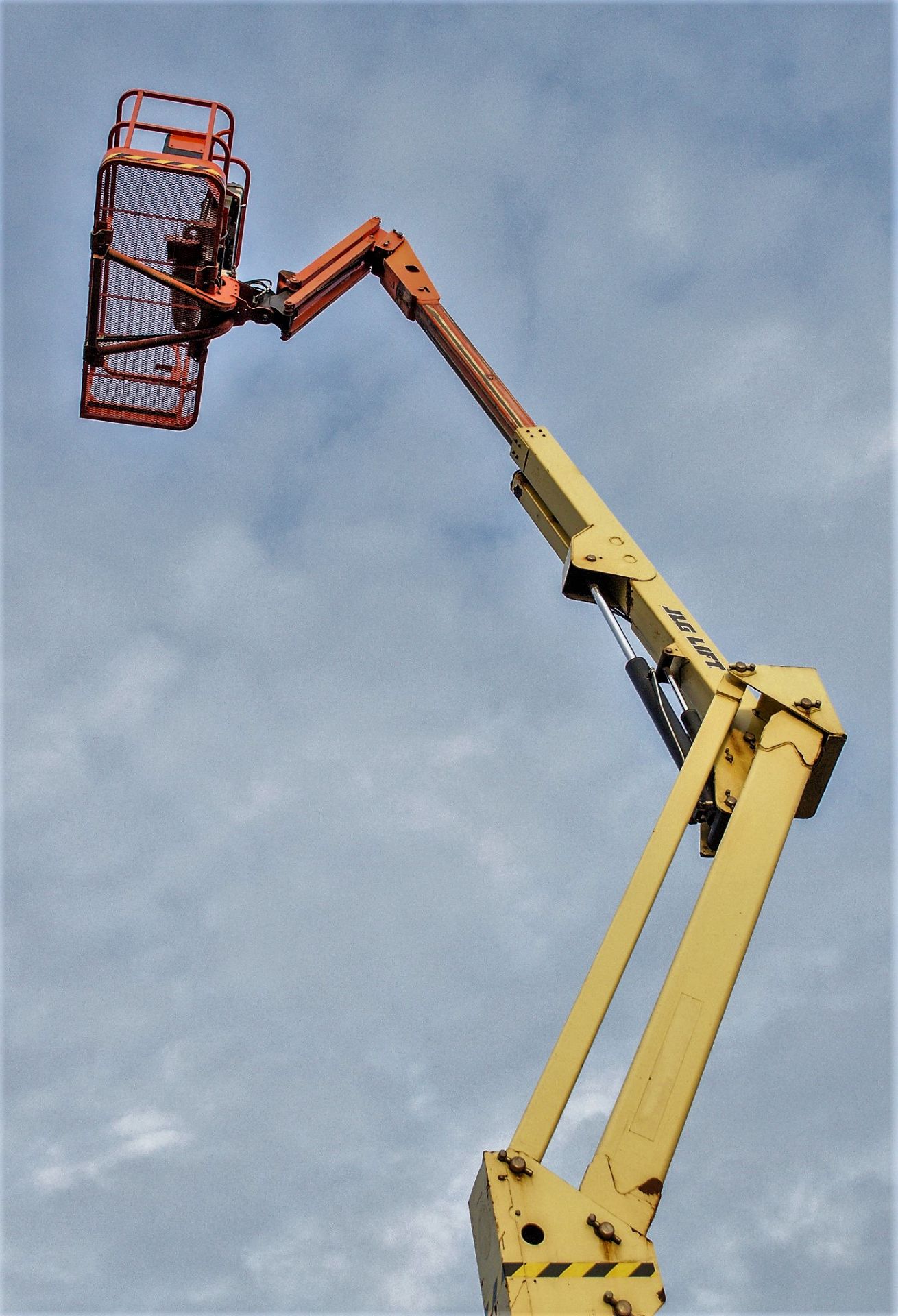 JLG 450AJ diesel driven rough terrain articulated boom access platform Year: 2007 S/N: 5190 Recorded - Image 10 of 17