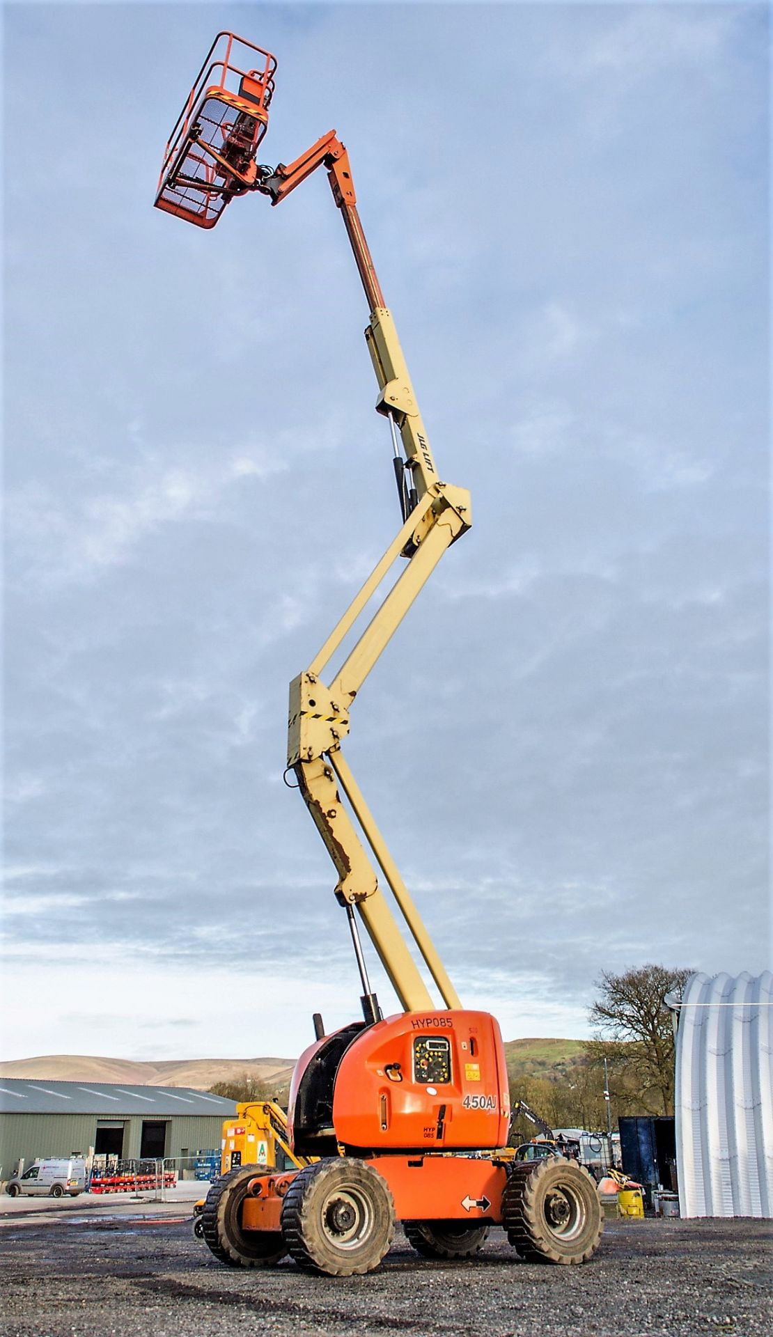 JLG 450AJ diesel driven rough terrain articulated boom access platform Year: 2007 S/N: 5190 Recorded - Image 9 of 17