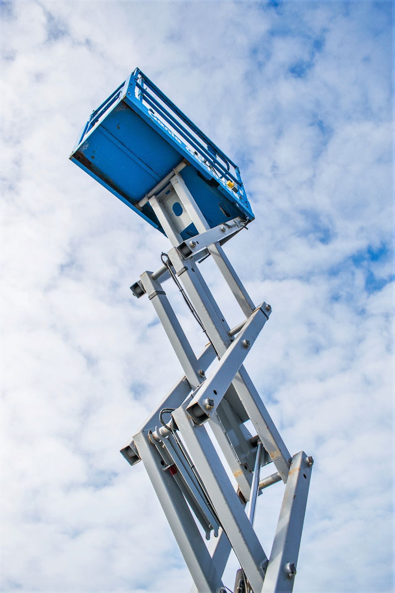 Genie GS 1932 battery electric scissor lift access platform Year: 2015 S/N: 19508 Recorded Hours: - Image 6 of 8