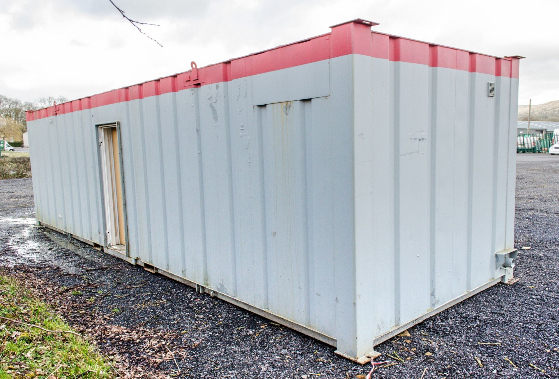 32 ft x 10 ft steel anti vandal office/toilet site unit comprising of: lobby, office, ladies (1 - Bild 3 aus 13