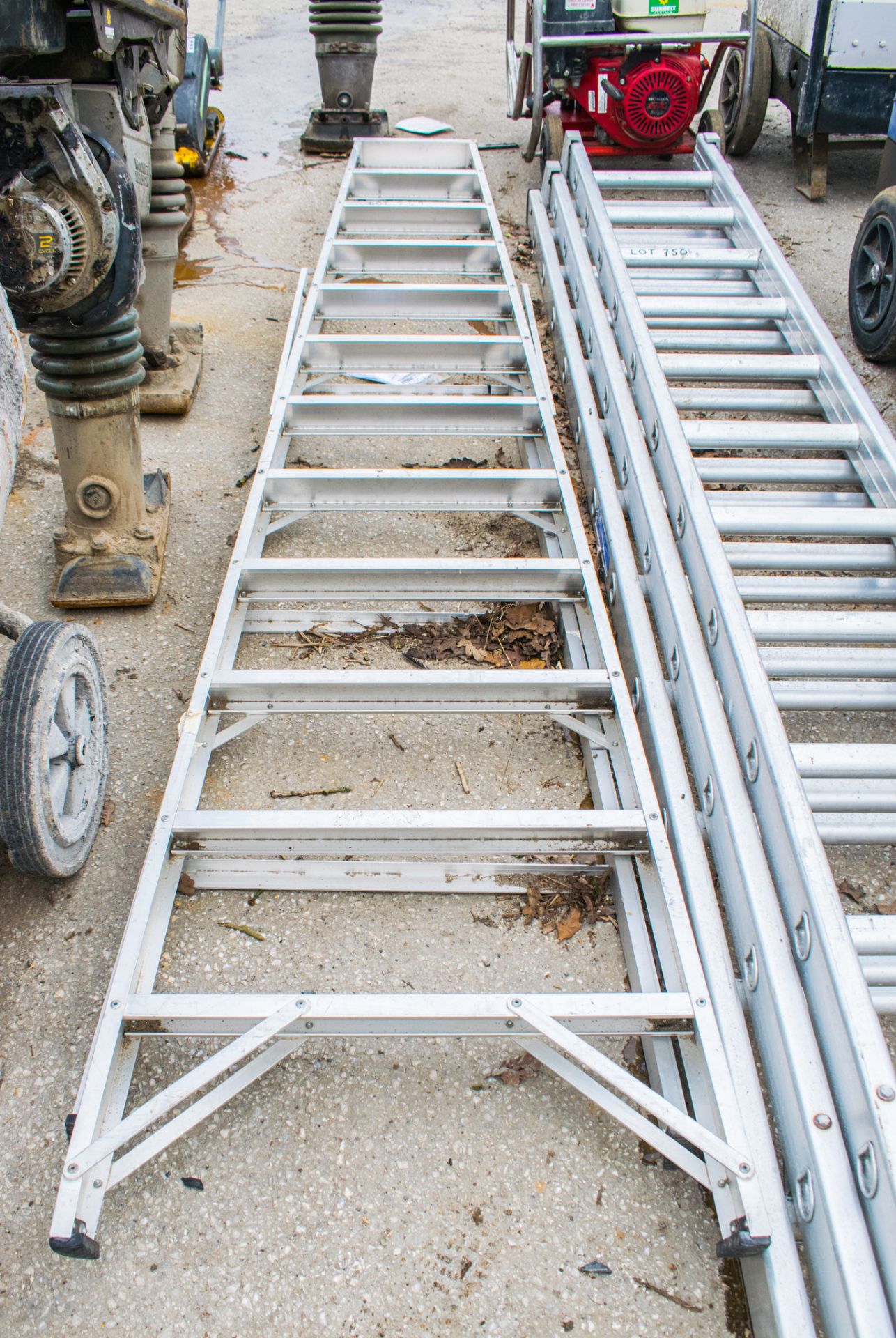 12 tread aluminium step ladder A661867
