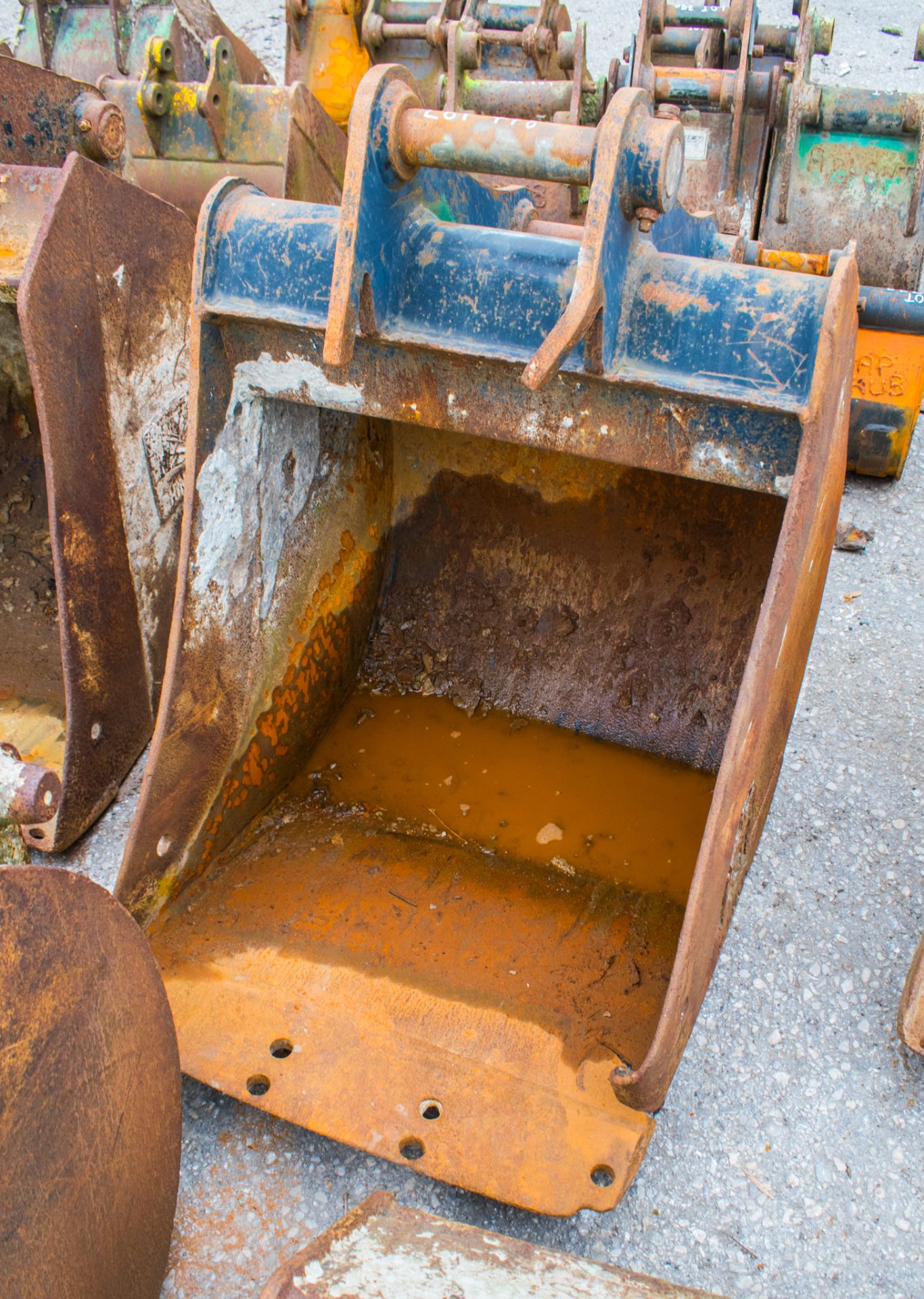 3 - 2ft digger buckets - Image 3 of 3