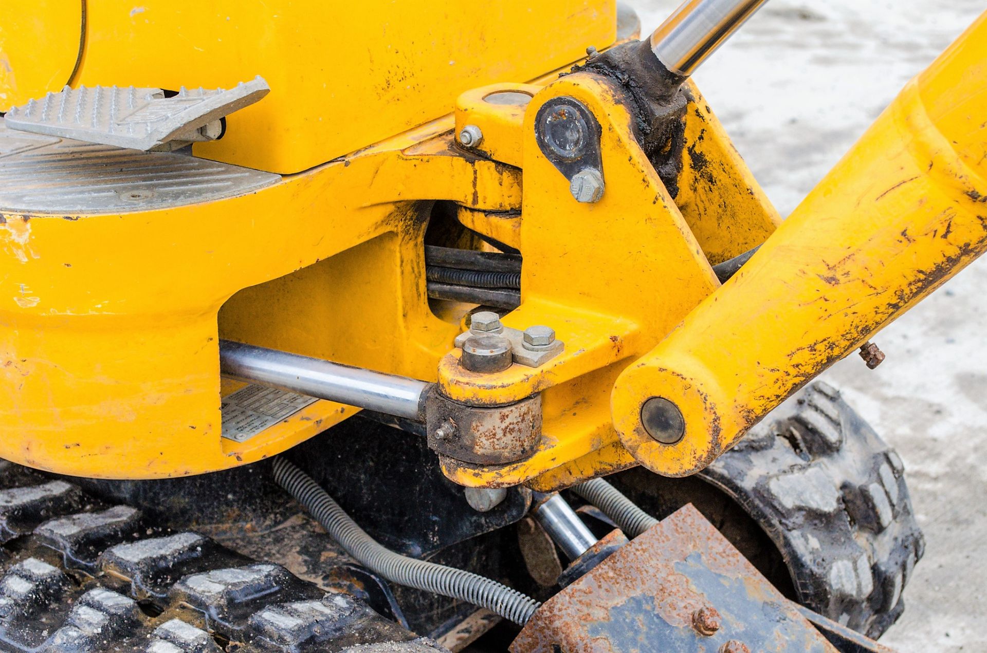 JCB 8008 CTS 0.8 tonne rubber tracked micro excavator Year: 2015 S/N: 2410729 Recorded Hours: 1176 - Image 11 of 17