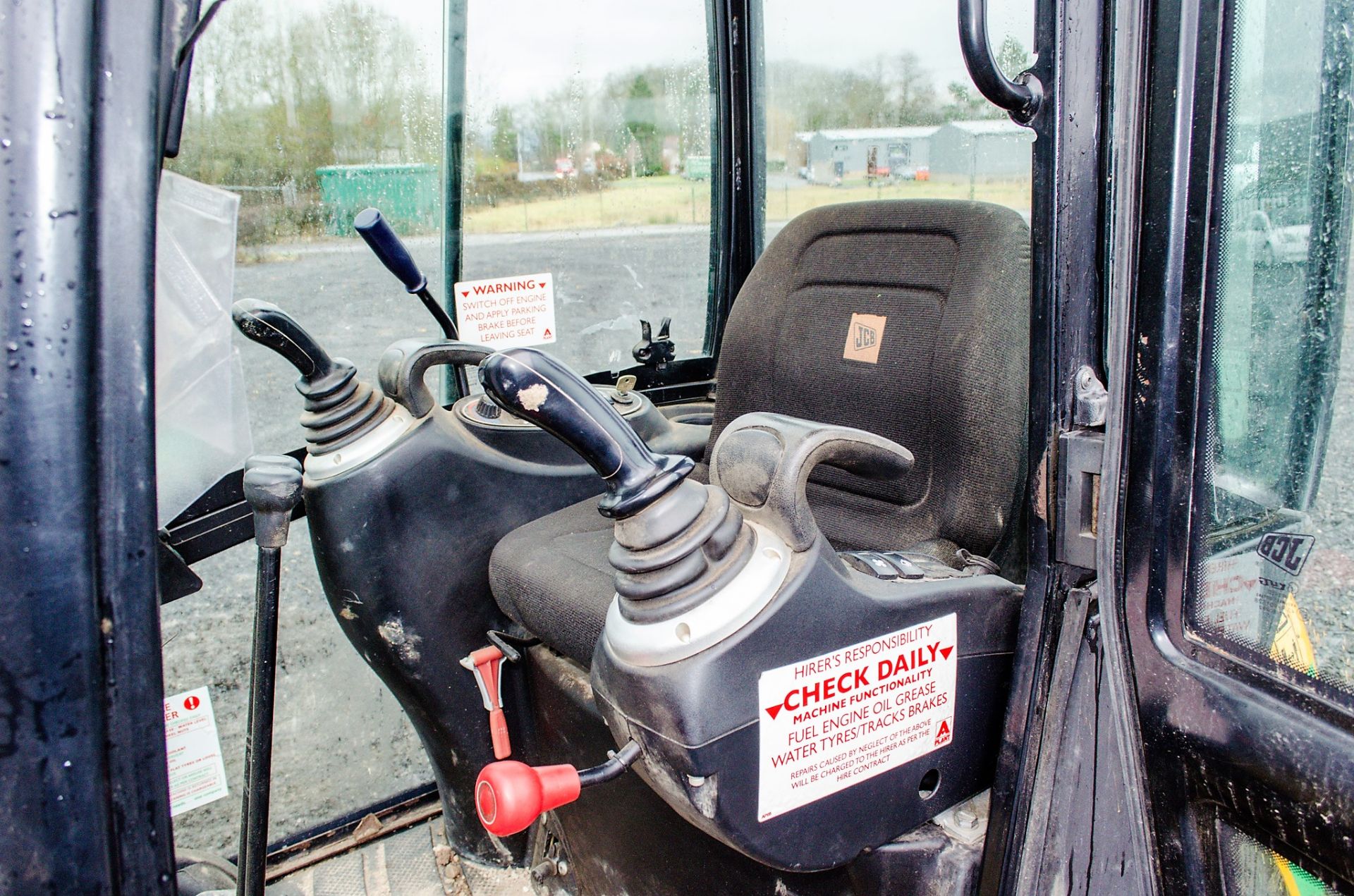 JCB 8018 CTS 1.5 tonne rubber tracked mini excavator Year: 2015 S/N: 2371787 Recorded Hours: 1228 - Image 17 of 19