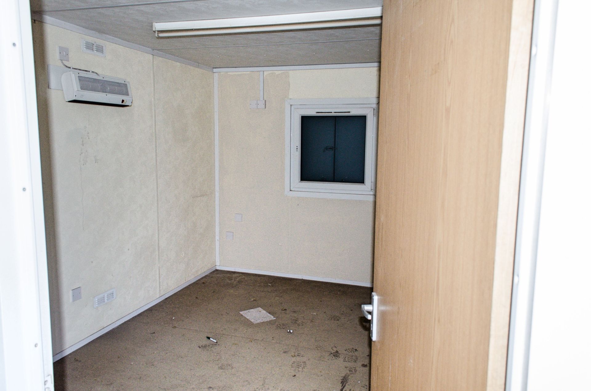 32 ft x 10 ft steel anti vandal office/toilet site unit comprising of: lobby, office, ladies (1 - Bild 6 aus 13