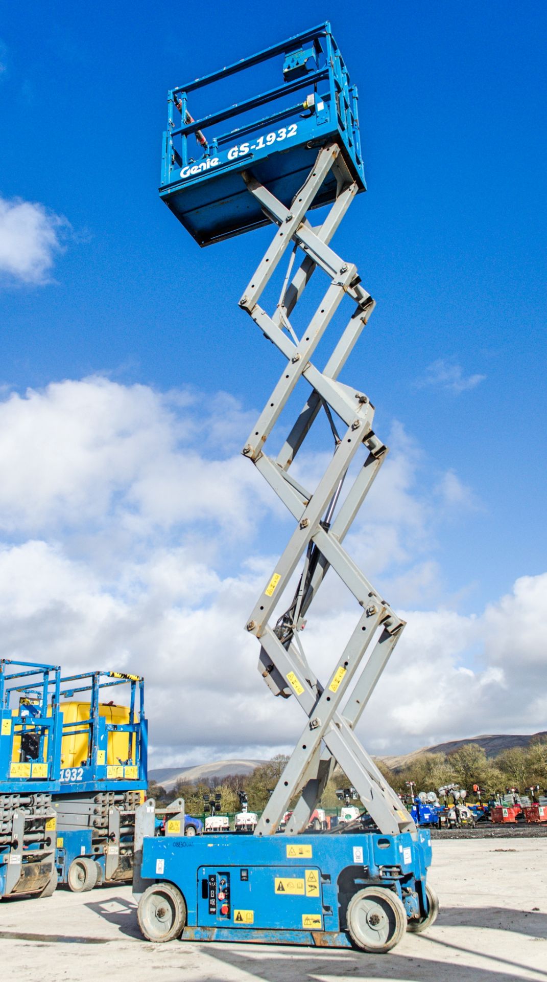 Genie GS1932 battery electric scissor lift access platform Year: 2005 S/N: 72656 Recorded Hours: 407 - Image 3 of 6