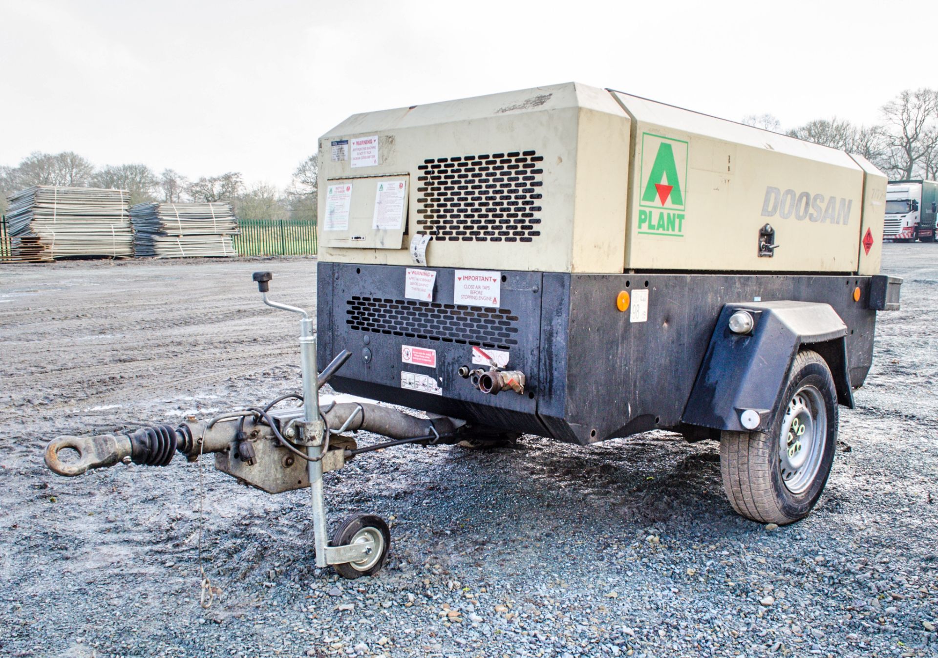 Doosan 7/72 diesel driven fast tow mobile air compressor Year: 2014 S/N: 542105 Recorded Hours: 3642