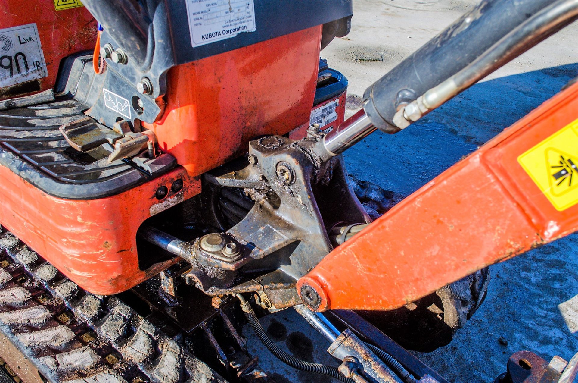 Kubota K008-3 0.8 tonne rubber tracked micro excavator Year: 2017 S/N: 29349 Recorded Hours: 682 - Image 12 of 18