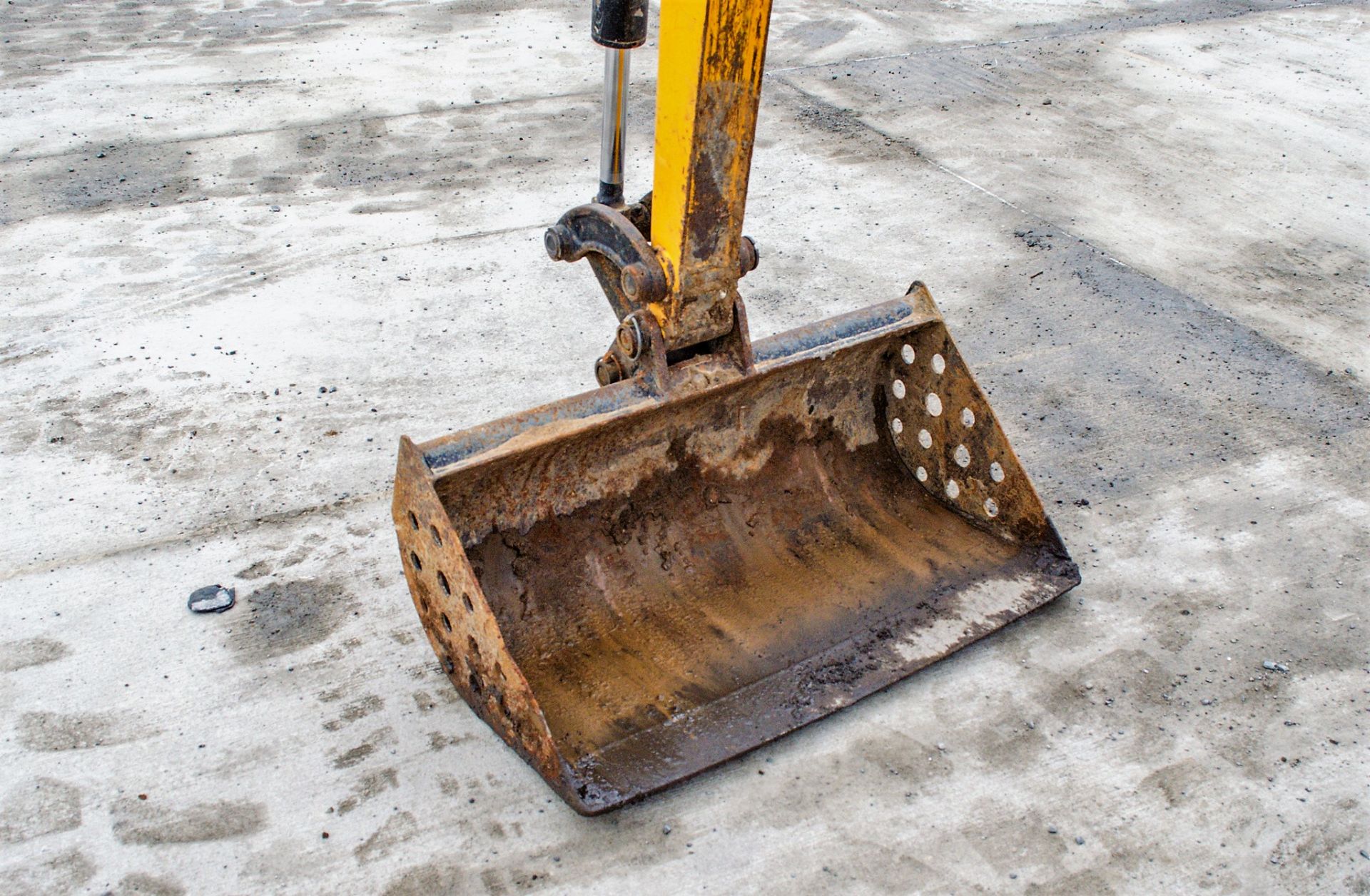 JCB 8008 CTS 0.8 tonne rubber tracked micro excavator Year: 2015 S/N: 2410729 Recorded Hours: 1176 - Image 9 of 17