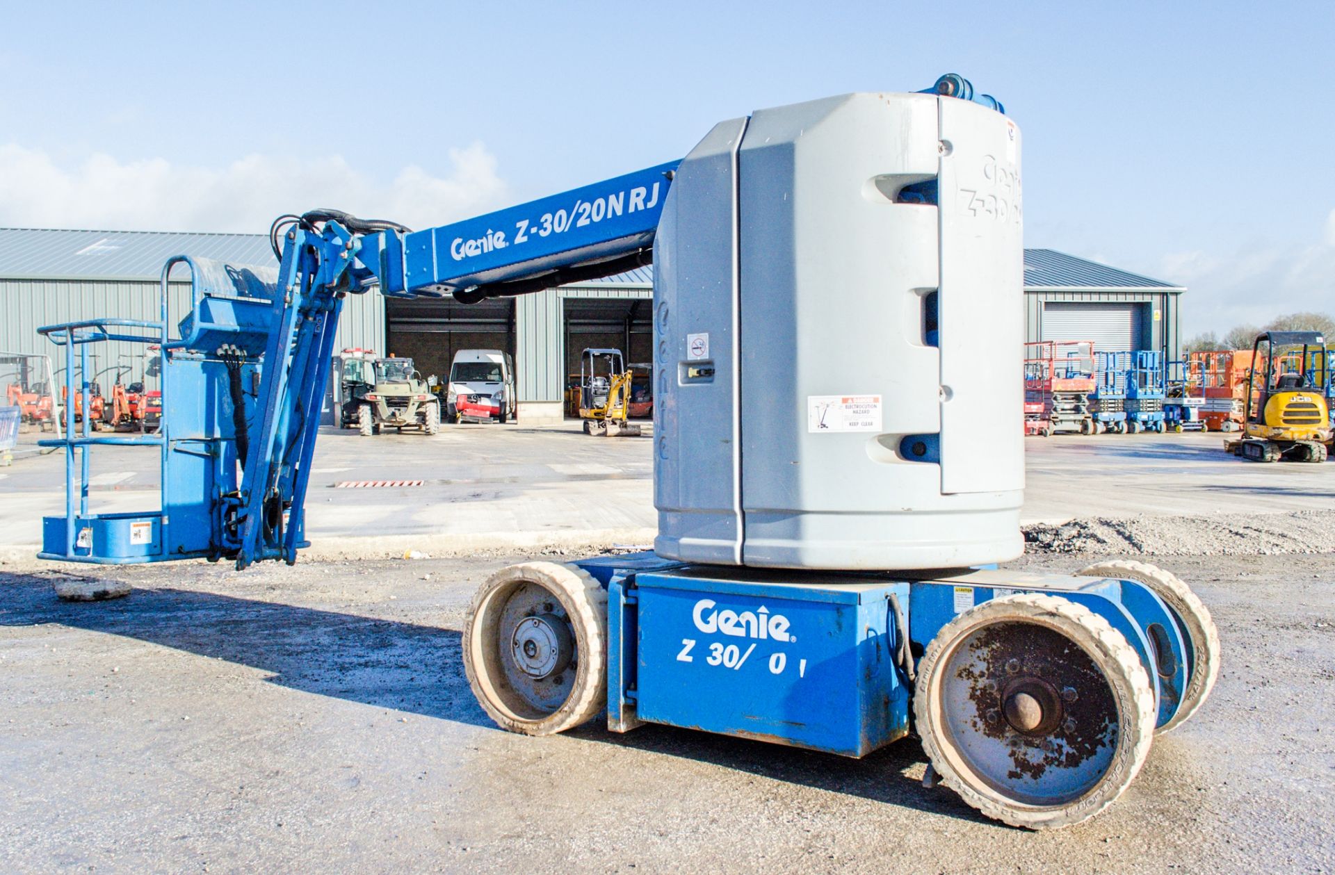 Genie Z-30/20N battery electric articulated boom lift Year: 2003 S/N: N03-6389 Recorded Hours: 425 - Image 4 of 13