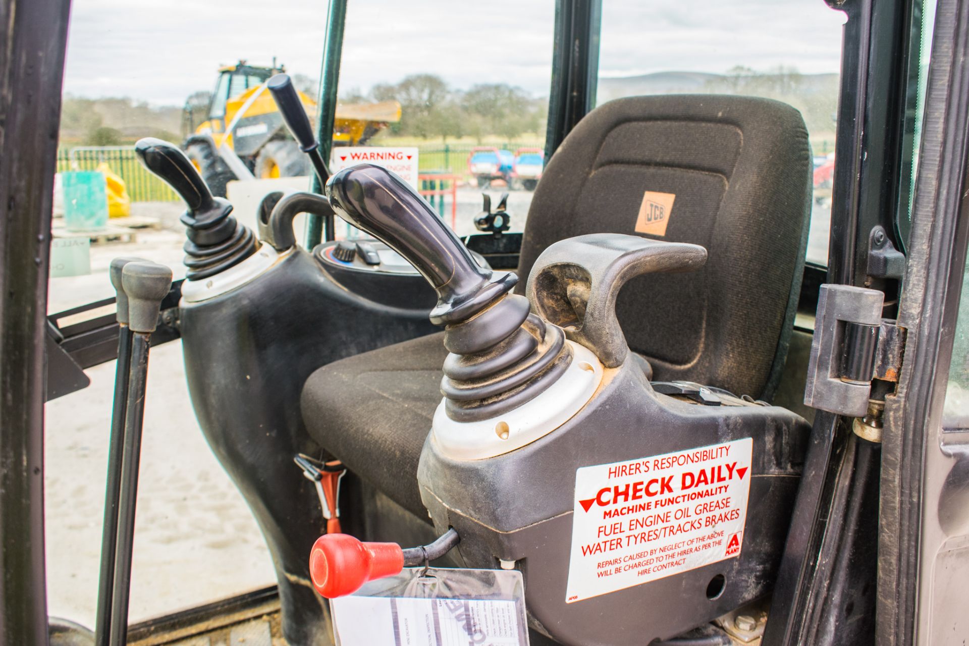 JCB 801.6 1.5 tonne rubber tracked mini excavator Year: 2015 S/N: 2071769 Recorded Hours: 1518 - Image 14 of 17