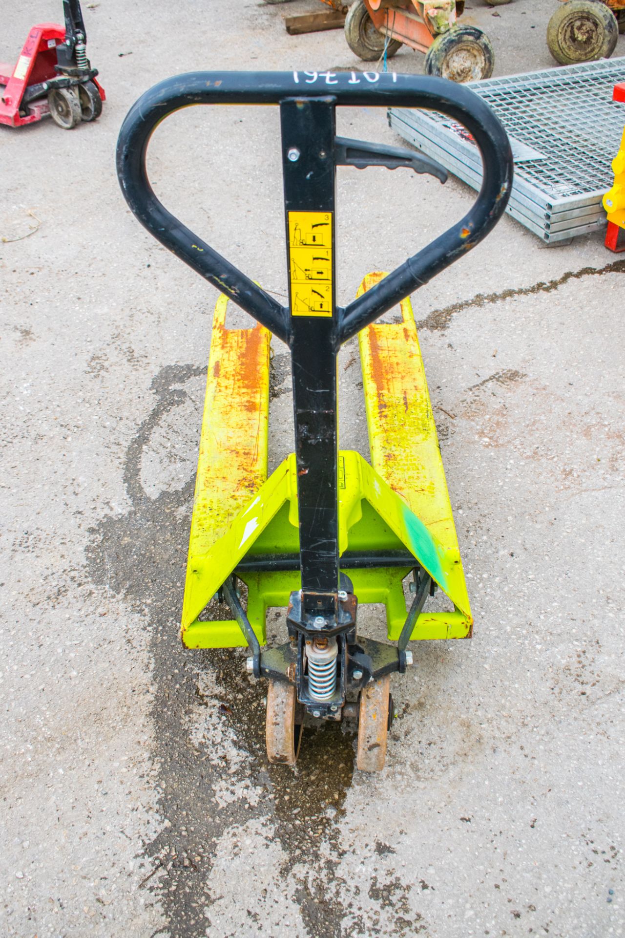 Hand hydraulic pallet truck - Image 2 of 2