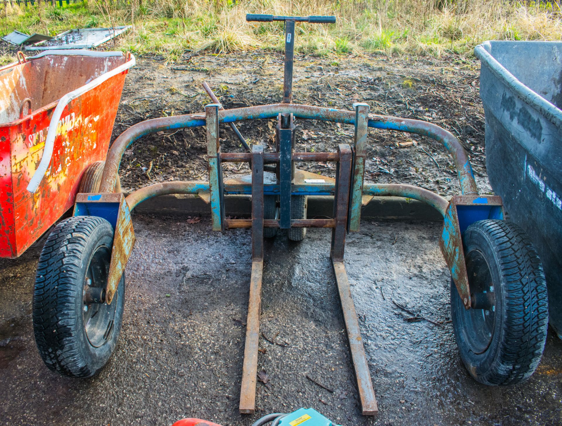 Rough terrain pallet truck