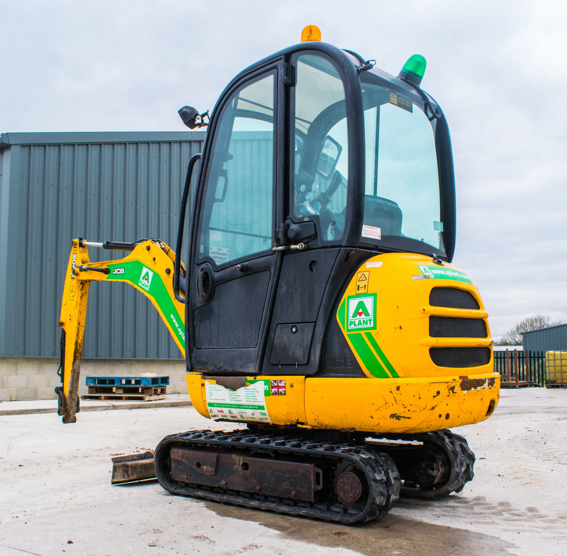 JCB 801.6 1.5 tonne rubber tracked mini excavator Year: 2015 S/N: 2071769 Recorded Hours: 1518 - Image 4 of 17