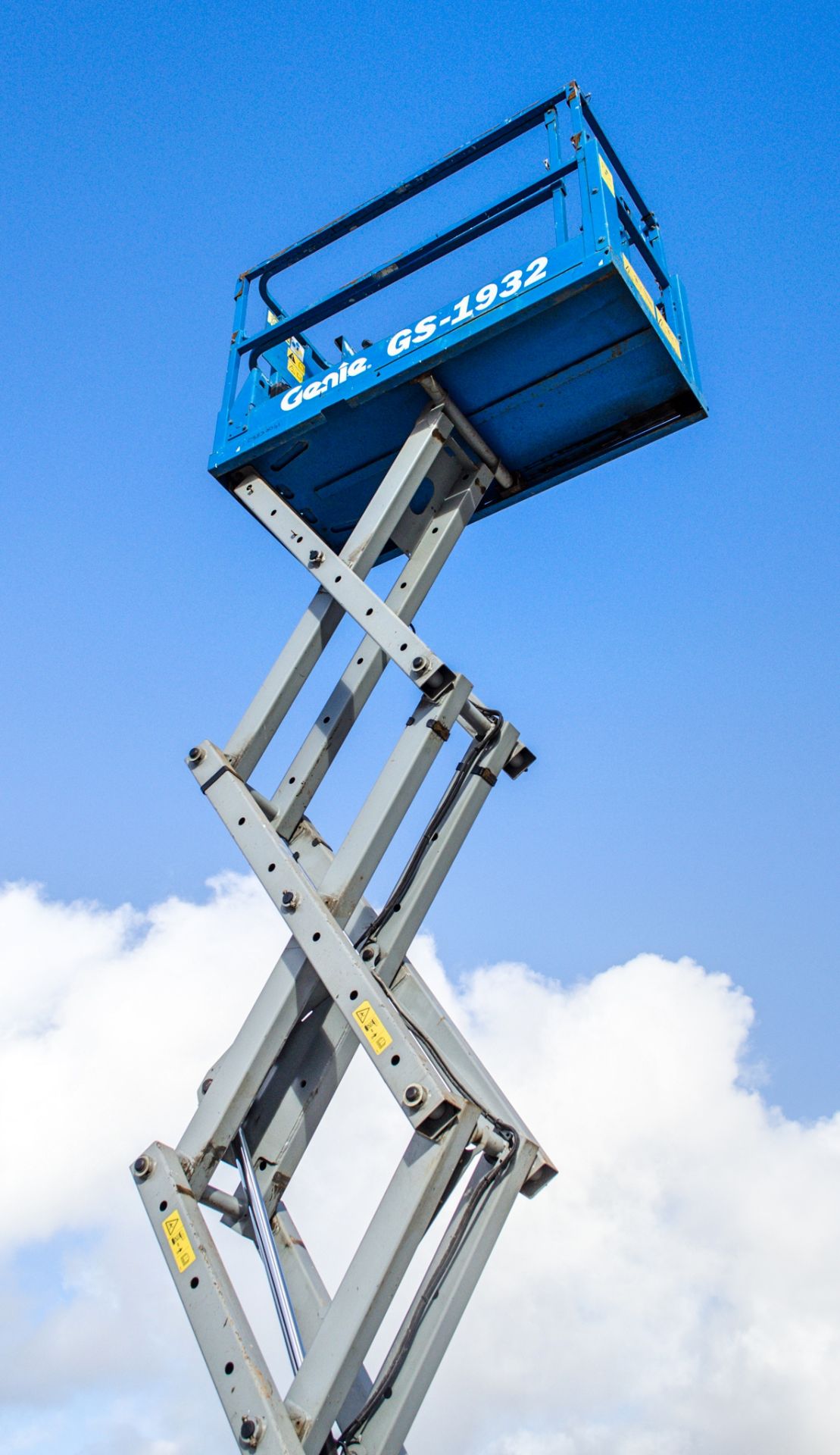 Genie GS1932 battery electric scissor lift access platform Year: 2007 S/N: 91067 Recorded Hours: 306 - Image 4 of 6