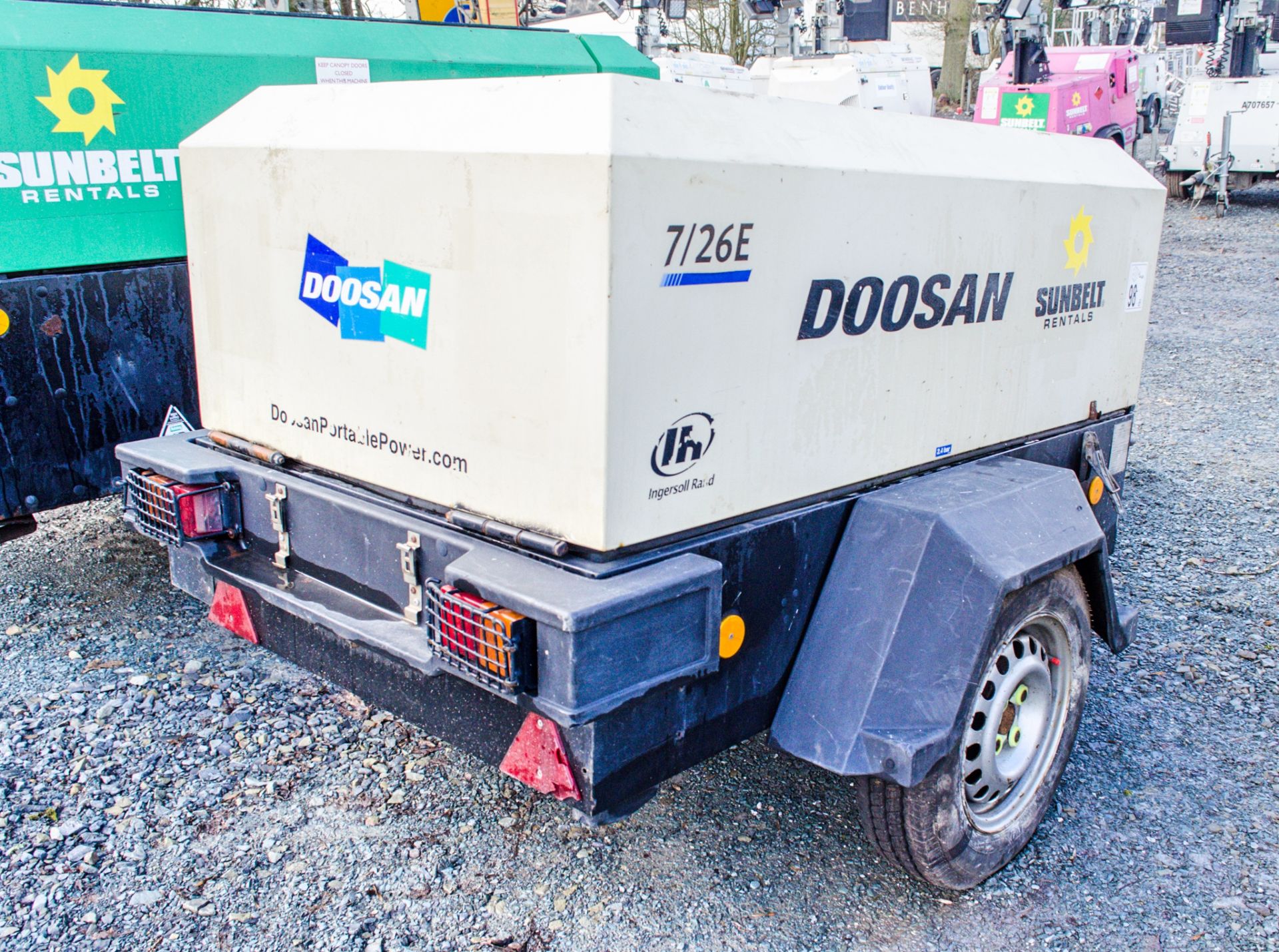 Doosan 7/26E diesel driven fast tow mobile air compressor/generator Year: 2012 S/N: 10916 Recorded - Image 2 of 5