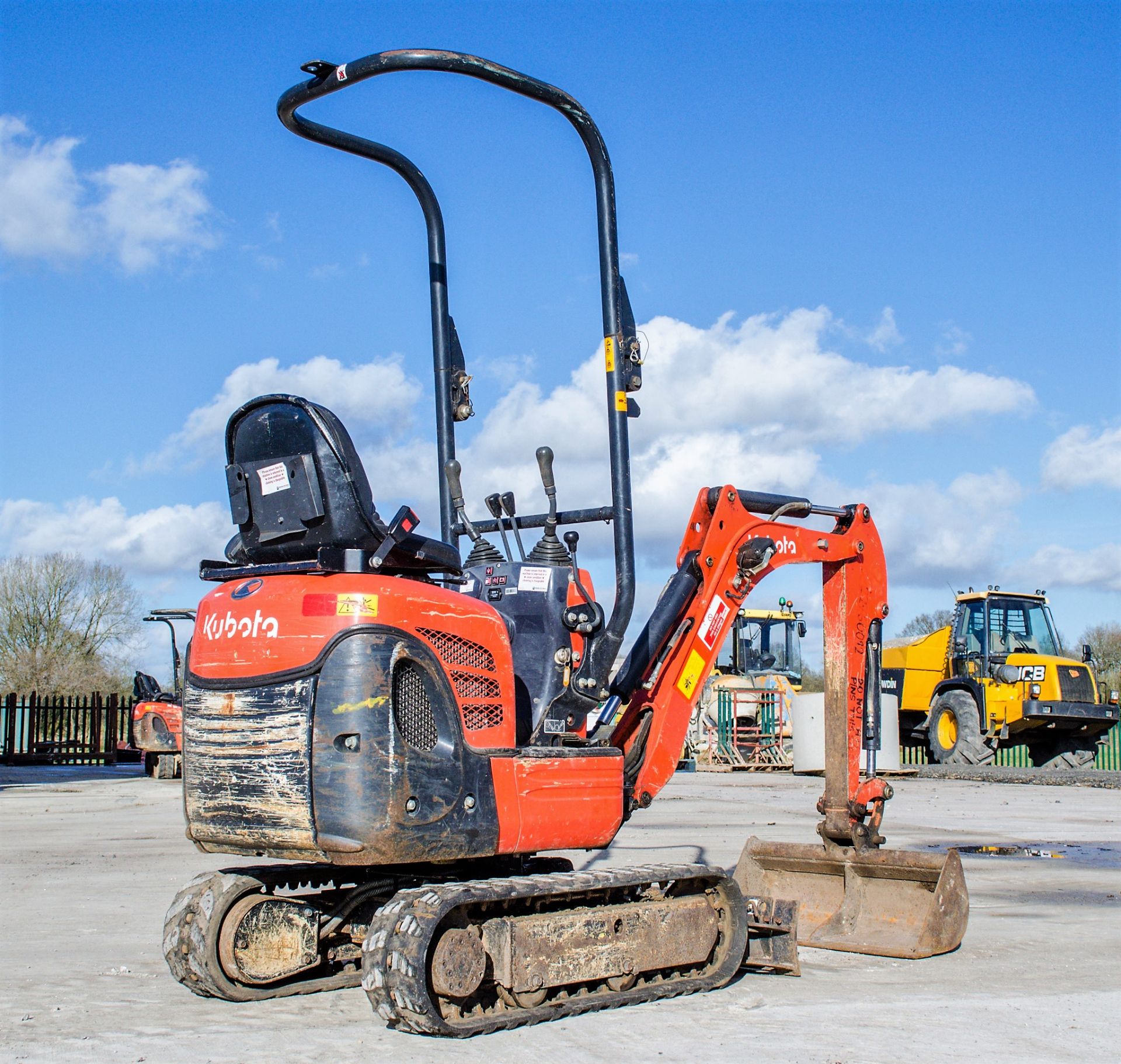 Kubota K008-3 0.8 tonne rubber tracked micro excavator Year: 2017 S/N: 29573 Recorded Hours: 1058 - Image 3 of 18