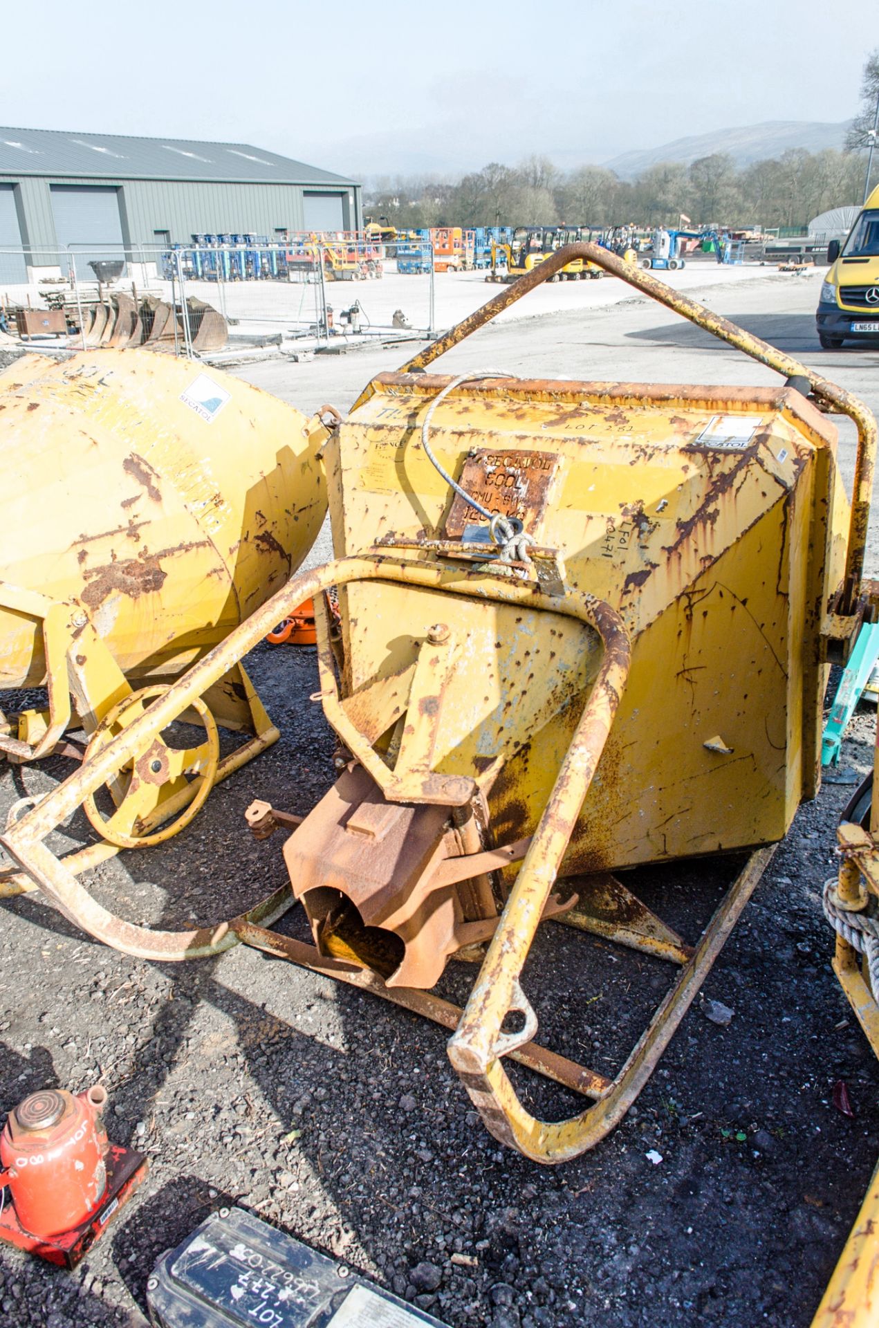 500 litre concrete chute/crane skip - Image 2 of 2