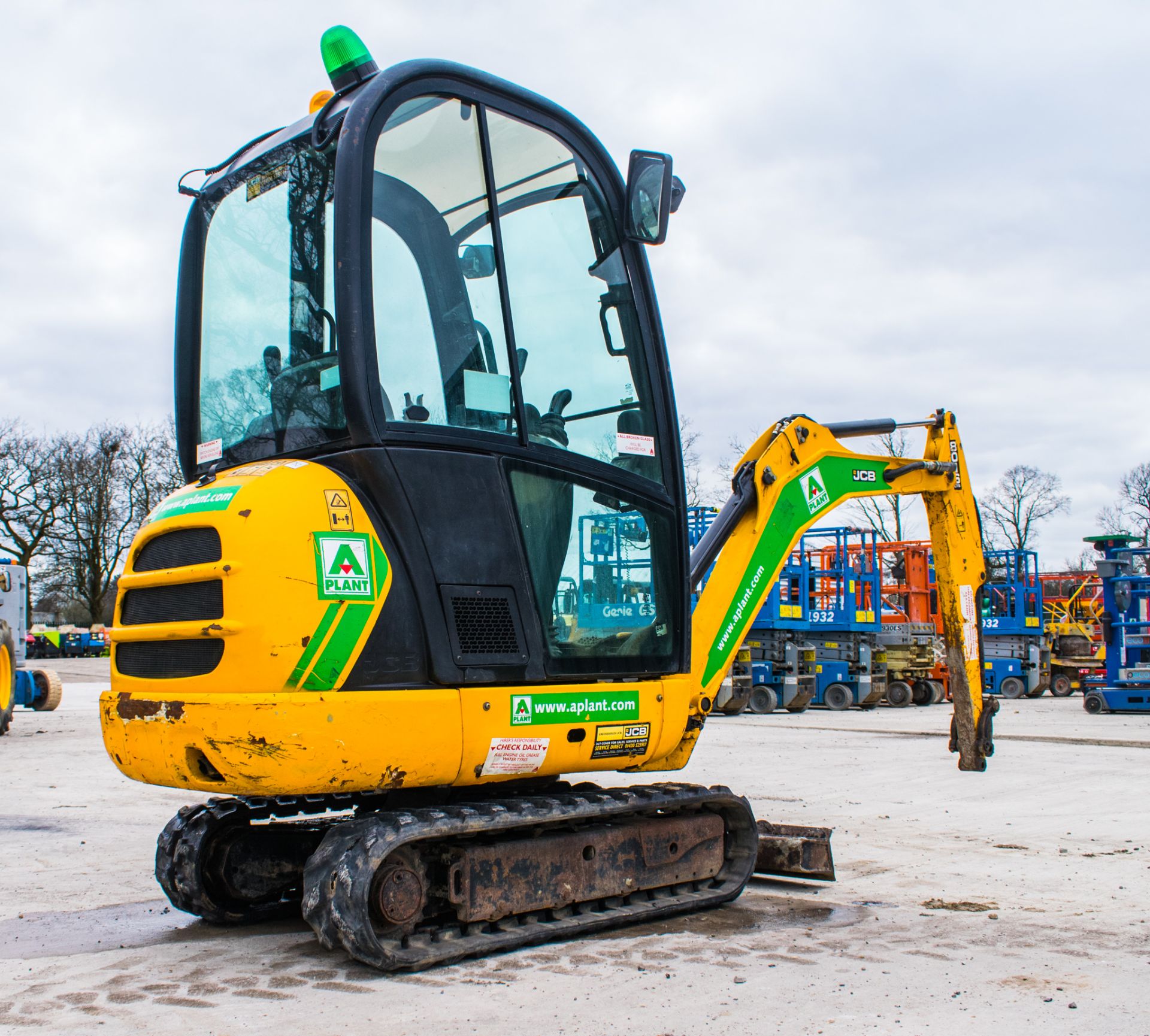 JCB 801.6 1.5 tonne rubber tracked mini excavator Year: 2015 S/N: 2071769 Recorded Hours: 1518 - Image 3 of 17