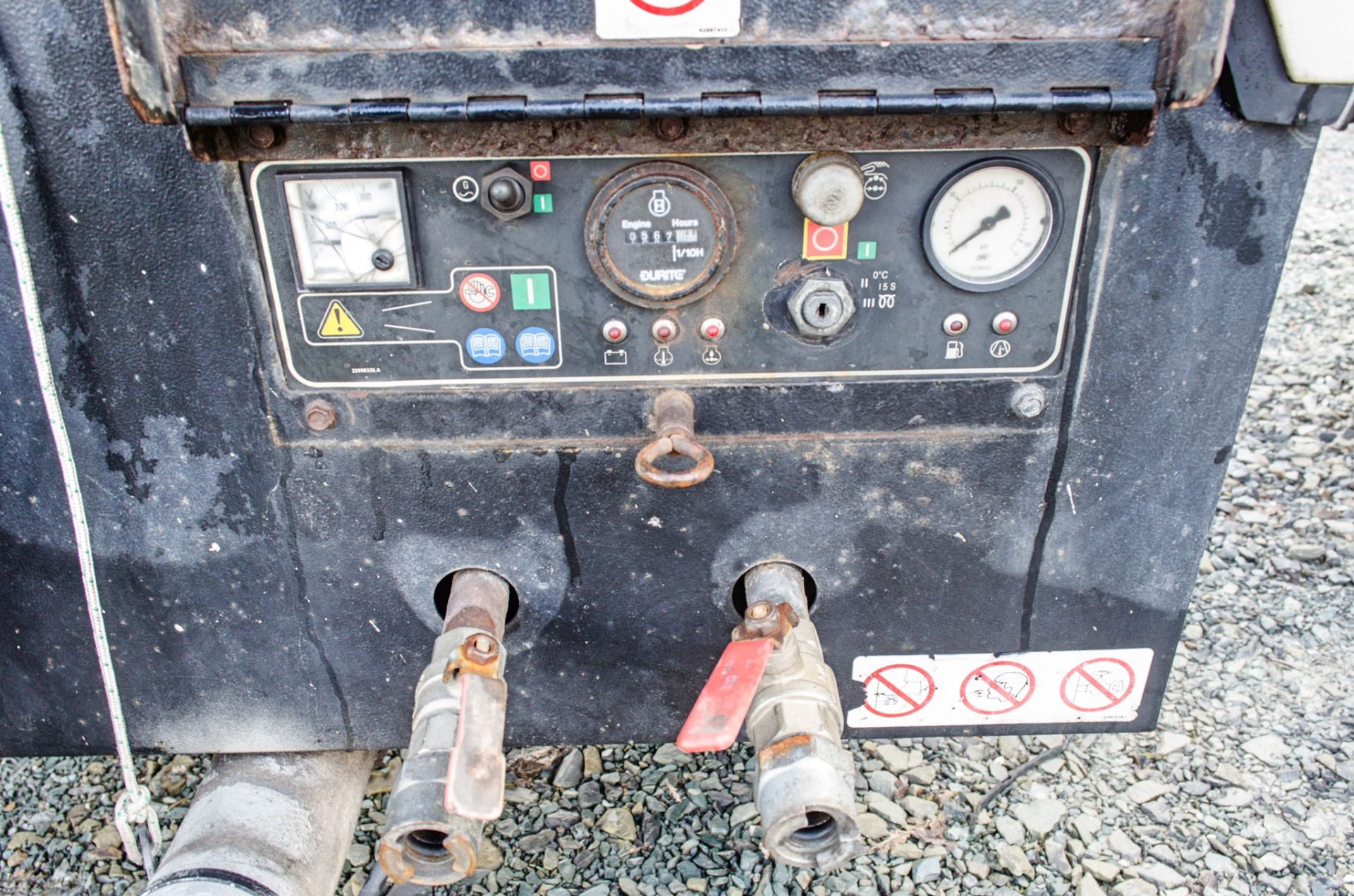 Doosan 7/26E diesel driven fast tow mobile air compressor/generator Year: 2012 S/N: 10916 Recorded - Image 3 of 5