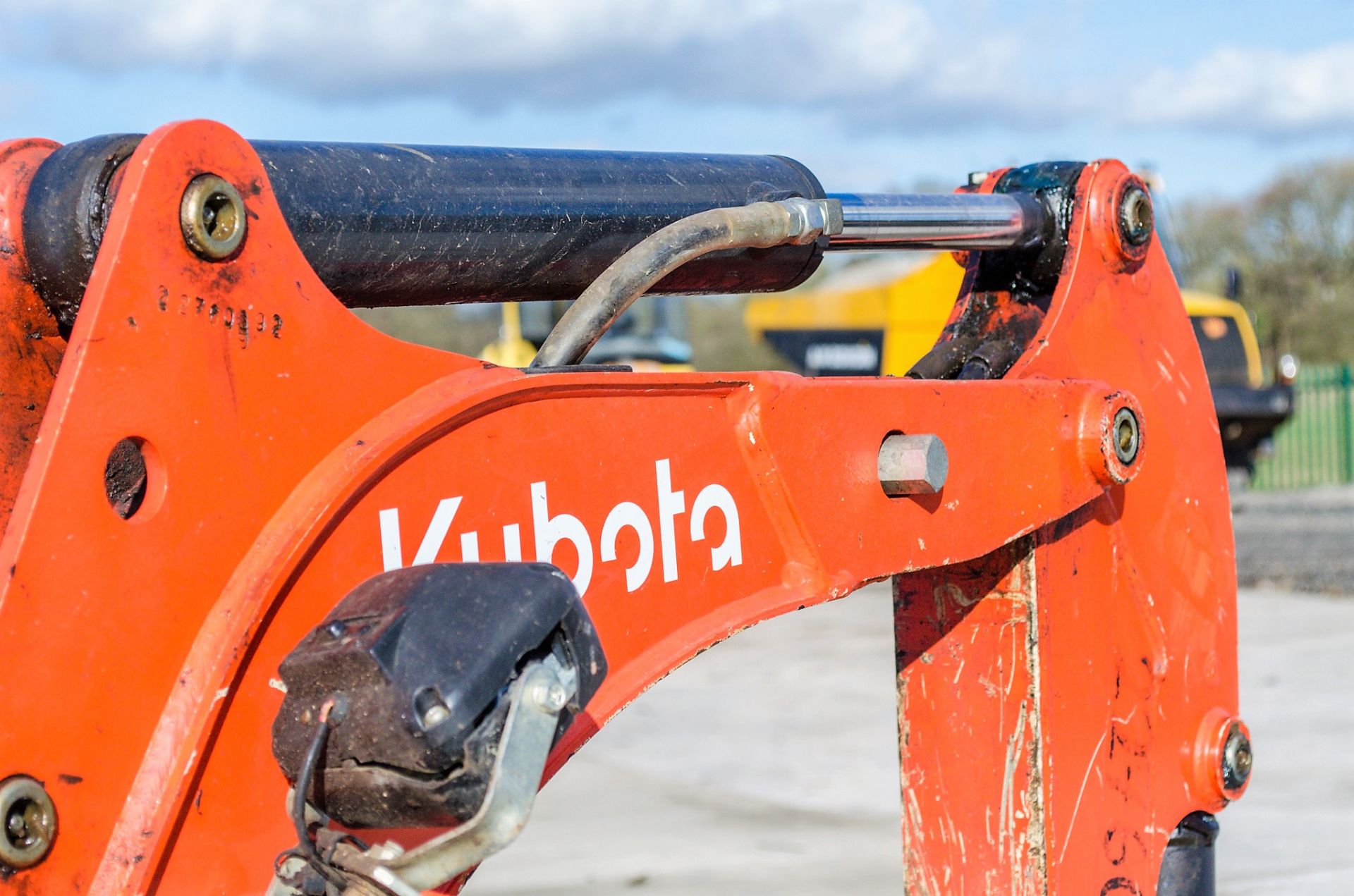 Kubota K008-3 0.8 tonne rubber tracked micro excavator Year: 2017 S/N: 29573 Recorded Hours: 1058 - Image 14 of 18