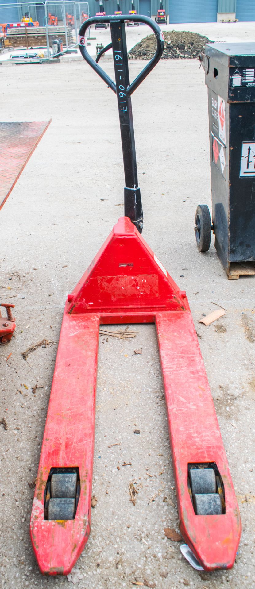 Pallet truck ** wheels missing ** CO