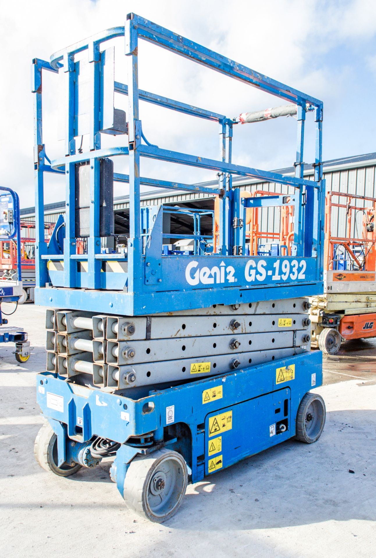 Genie GS1932 battery electric scissor lift access platform Year: 2005 S/N: 72656 Recorded Hours: 407 - Image 2 of 6