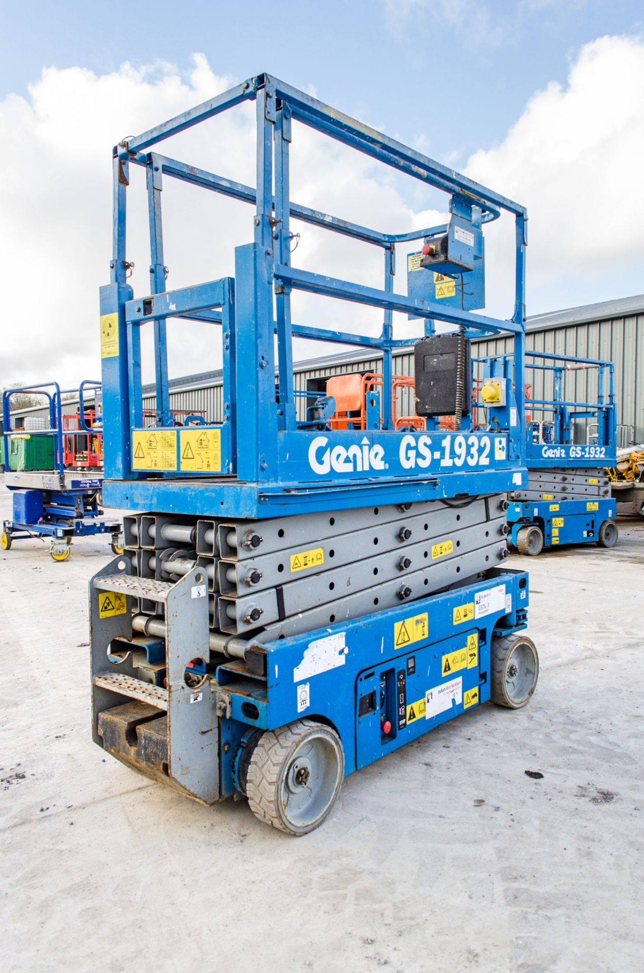 Genie GS1932 battery electric scissor lift access platform Year: 2007 S/N: 91067 Recorded Hours: 306 - Image 2 of 6