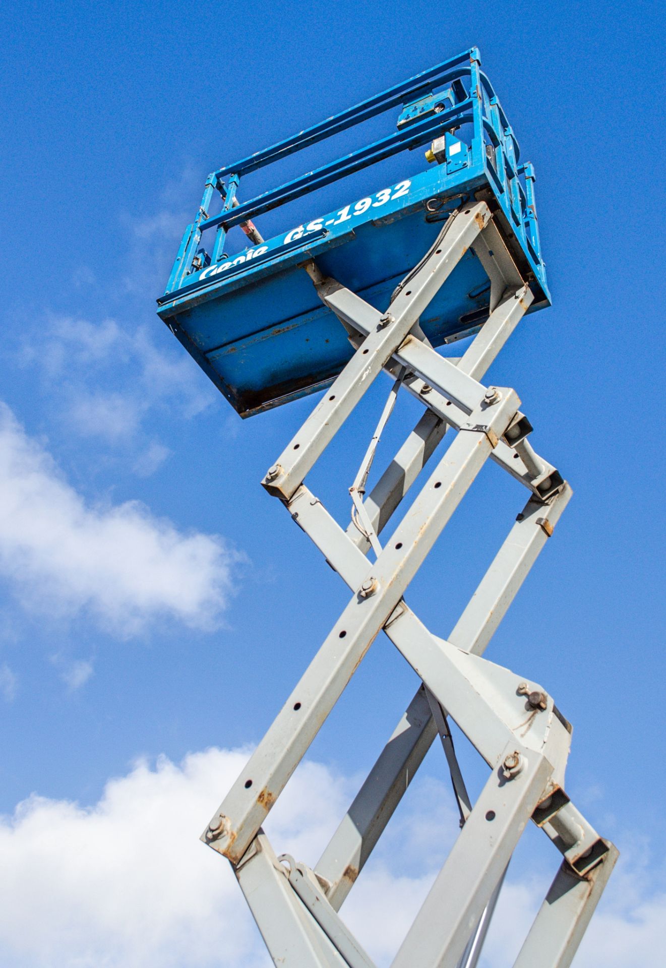 Genie GS1932 battery electric scissor lift access platform Year: 2005 S/N: 72656 Recorded Hours: 407 - Image 4 of 6