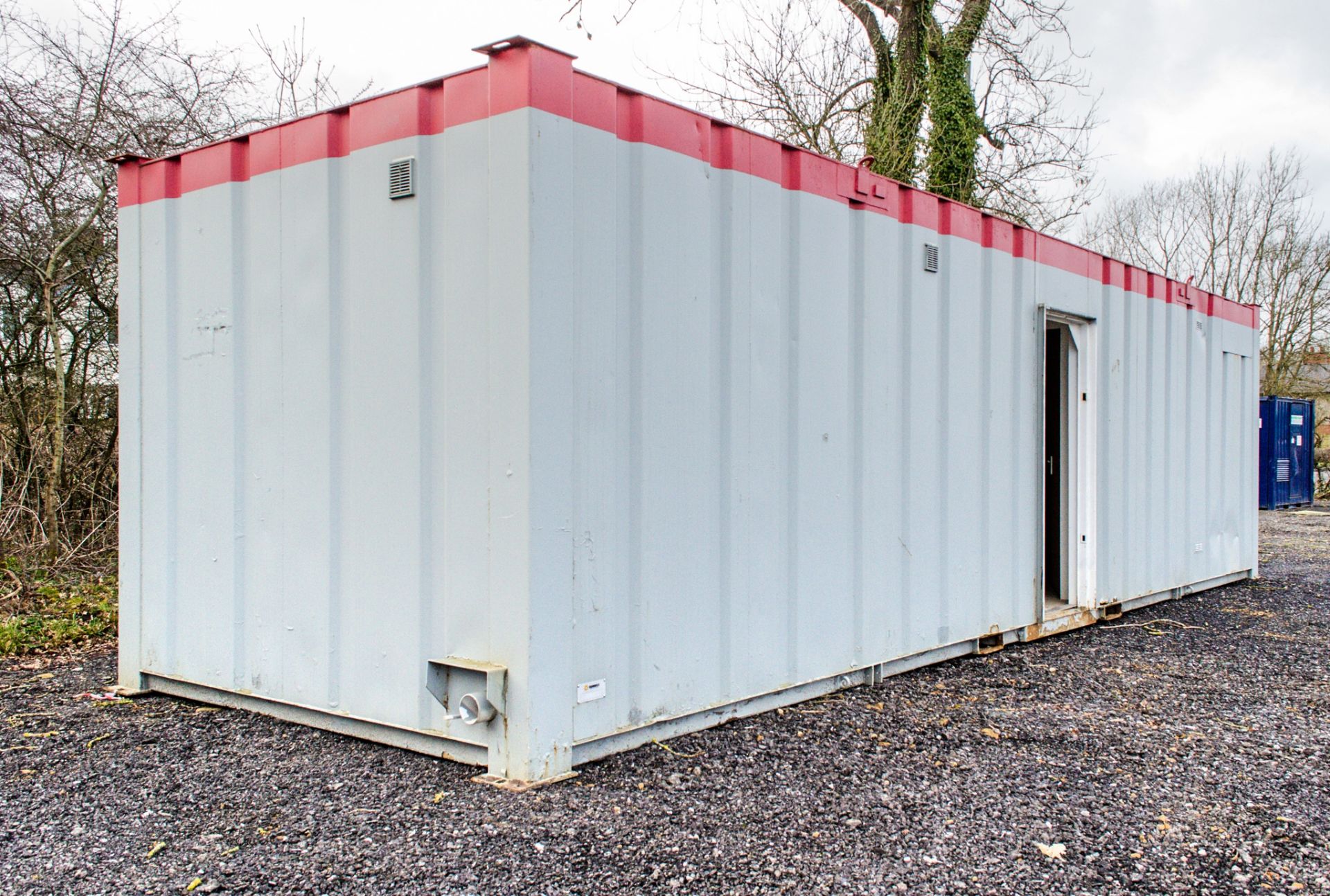 32 ft x 10 ft steel anti vandal office/toilet site unit comprising of: lobby, office, ladies (1 - Bild 2 aus 13