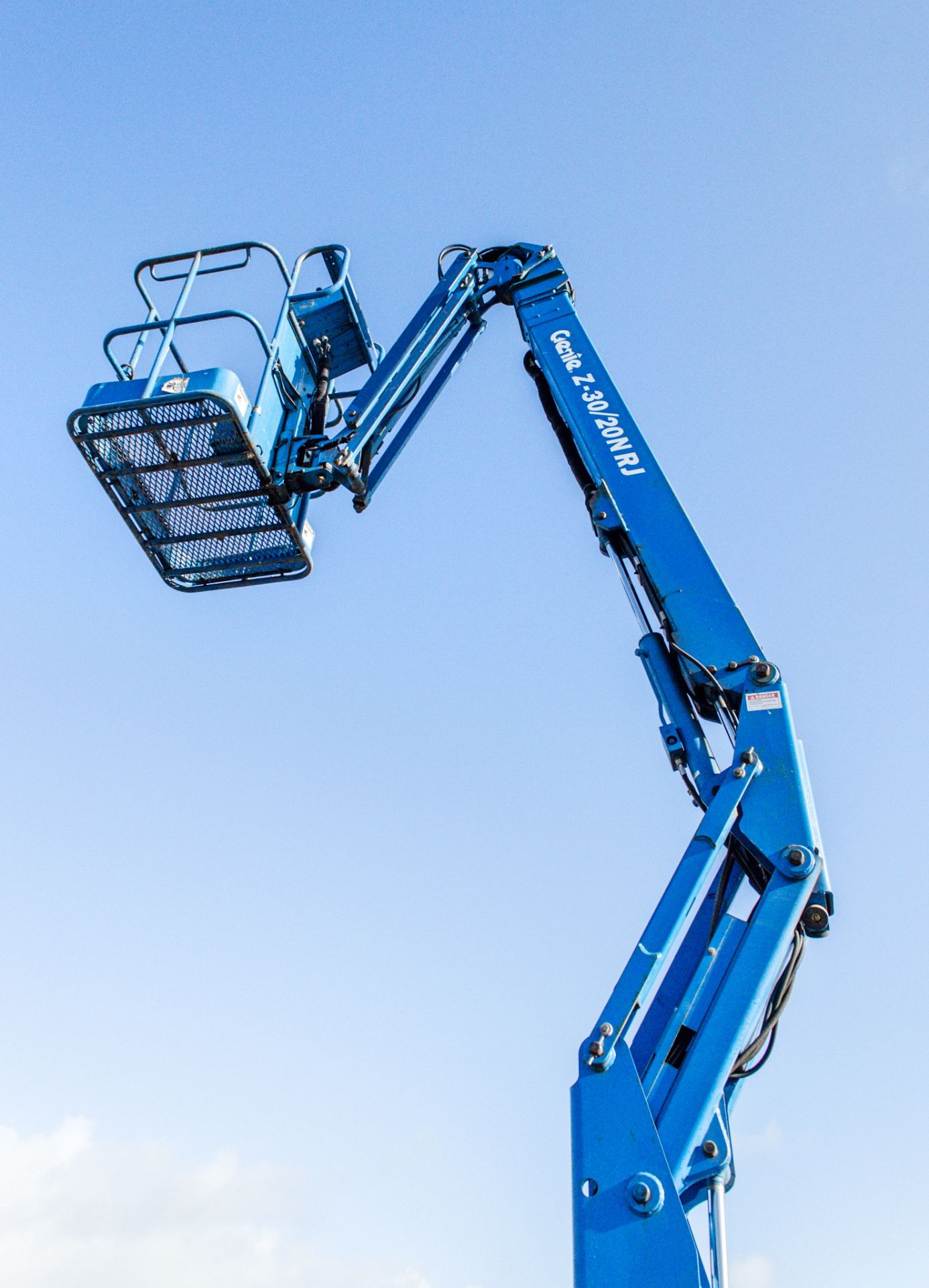 Genie Z-30/20N battery electric articulated boom lift Year: 2003 S/N: N03-6389 Recorded Hours: 425 - Image 10 of 13