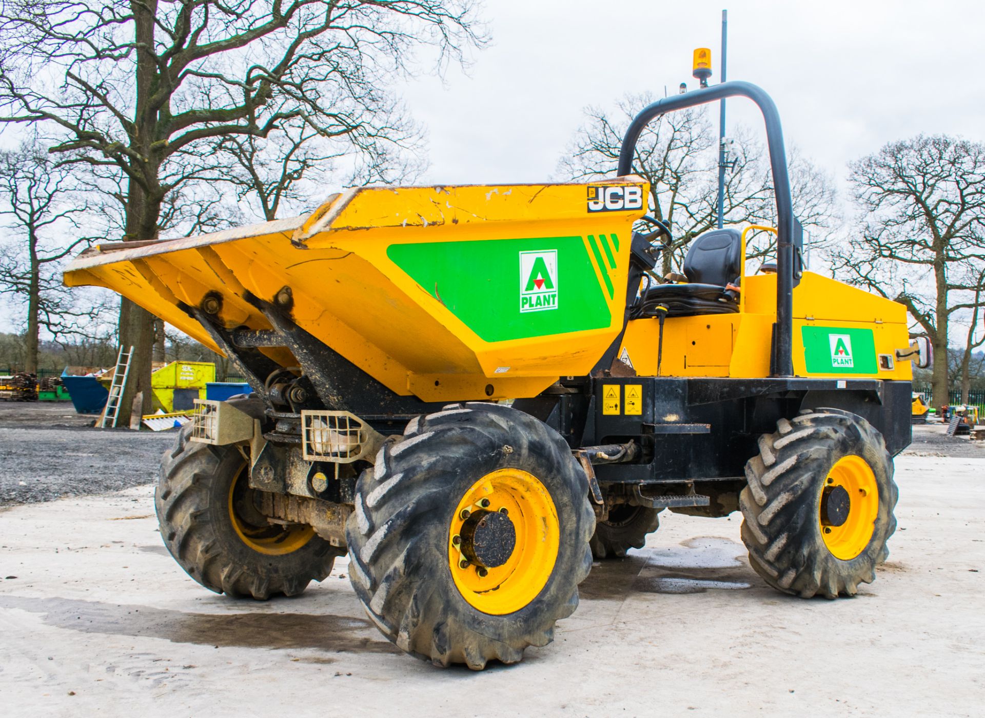 JCB 6 tonne swivel skip dumper Year: 2015 S/N: FRL8737 Recorded Hours: 1236 A680955