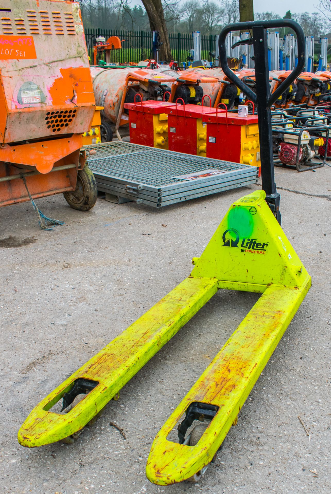 Hand hydraulic pallet truck