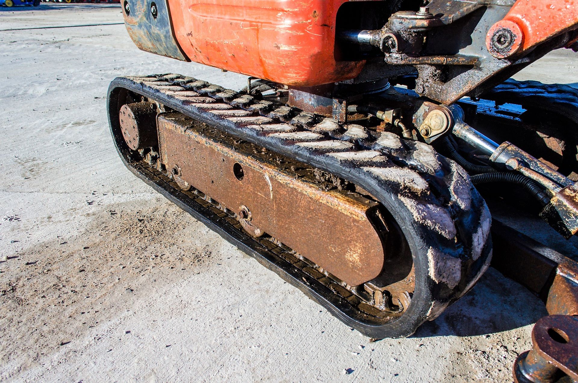 Kubota K008-3 0.8 tonne rubber tracked micro excavator Year: 2017 S/N: 29349 Recorded Hours: 682 - Image 9 of 18