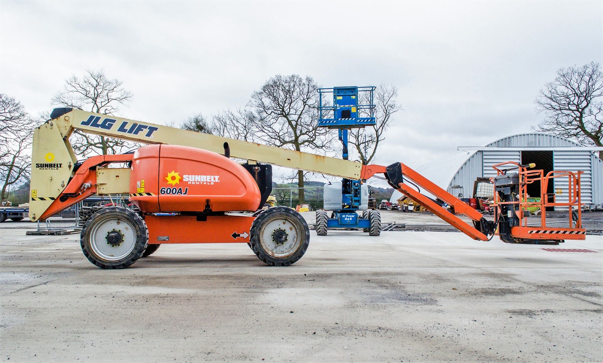 JLG 600AJ diesel driven articulated boom lift access platform Year: 2012 S/N: 60997 Recorded - Image 8 of 15