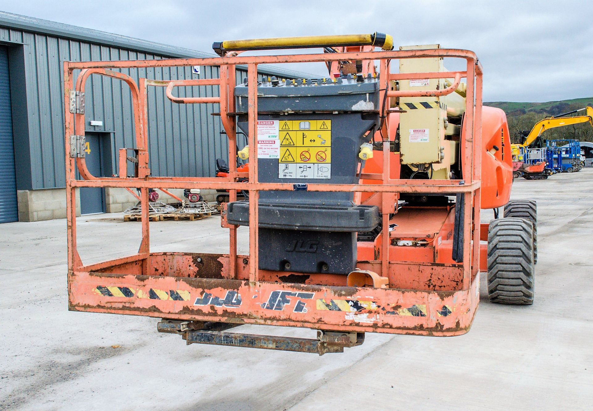 JLG 450AJ Series 2 diesel driven articulated boom access platform Year: 2014 S/N: E300001956 - Image 5 of 16